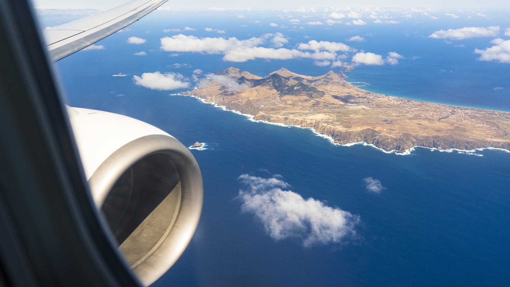 Blick auf die Insel Porto Santo durch das Flugzeugfenster. © Roberto Moiola / Sysaworld/Moment via Getty Images