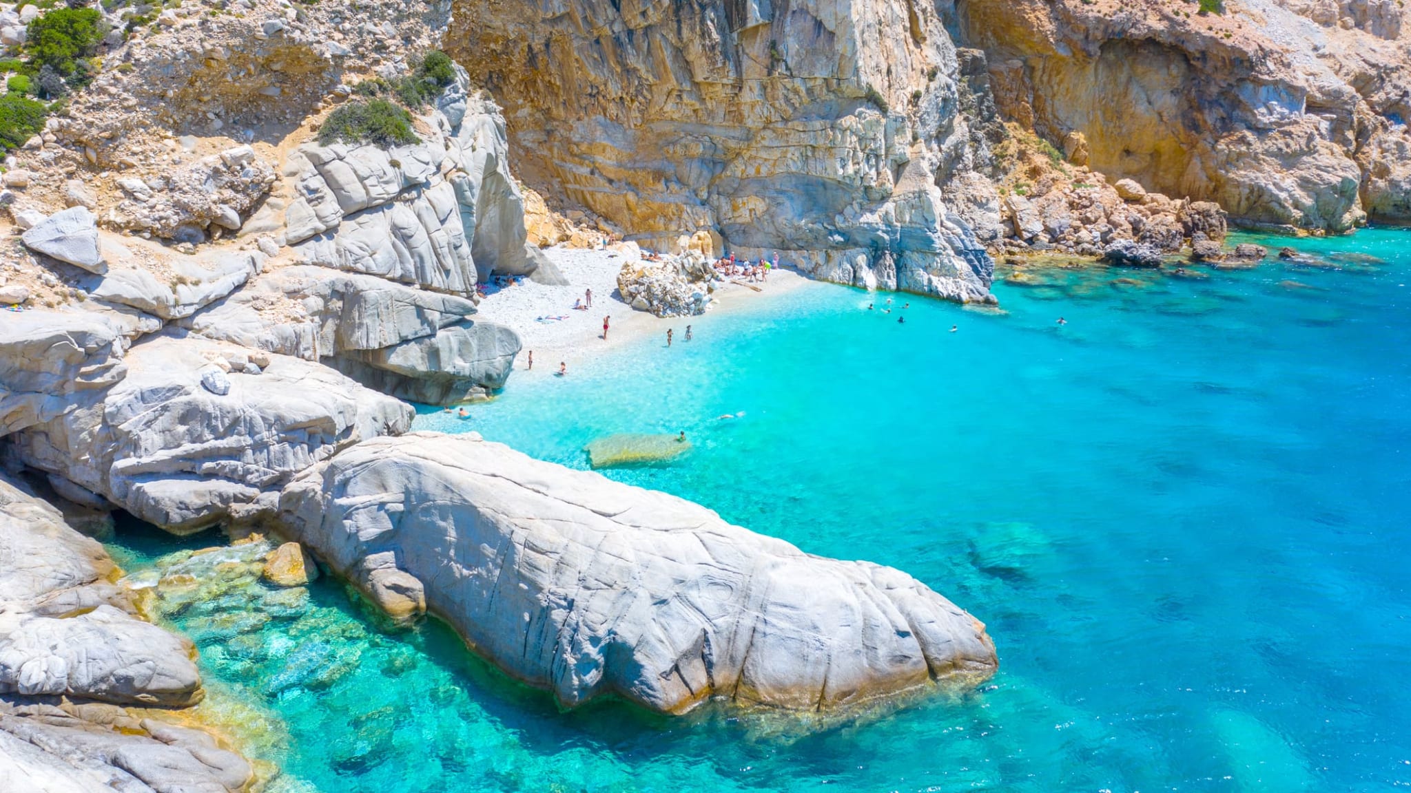 Blick auf die Küste der griechischen Insel Ikaria.
