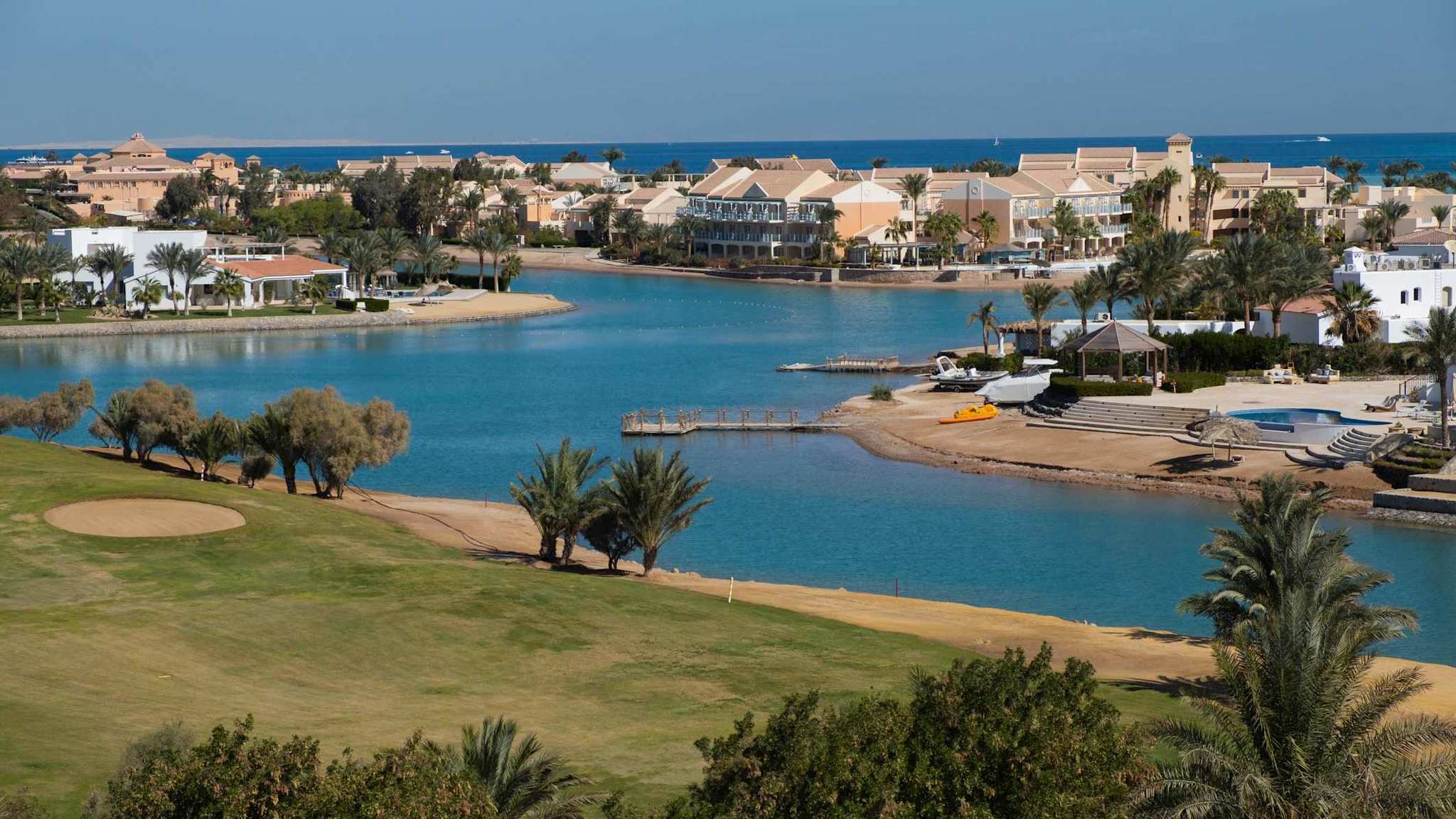 Blick auf die Lagunenstadt El Gouna am Meer in Ägypten.