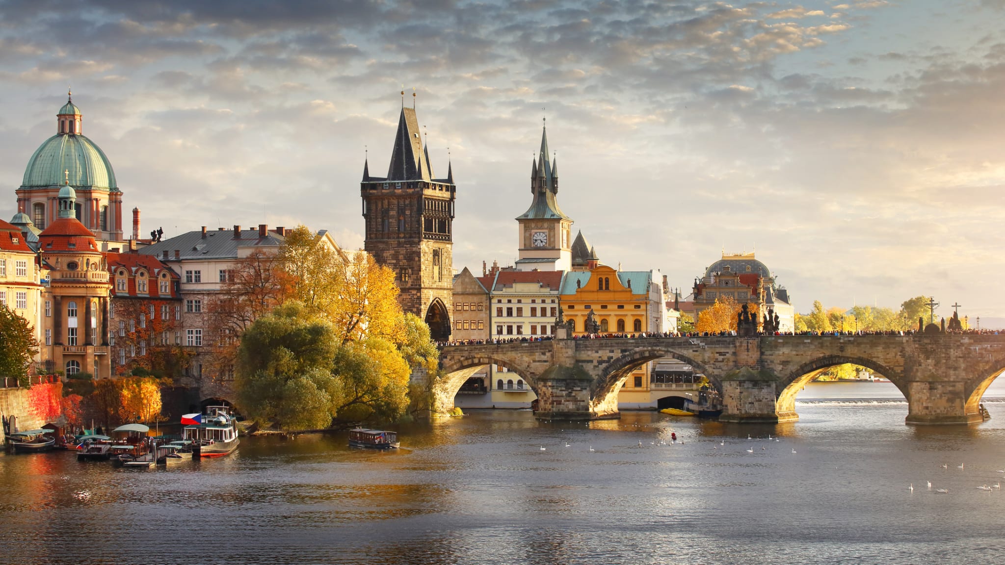 Blick auf die Moldau und die Karlsbrücke in Prag © iStock.com/narvikk