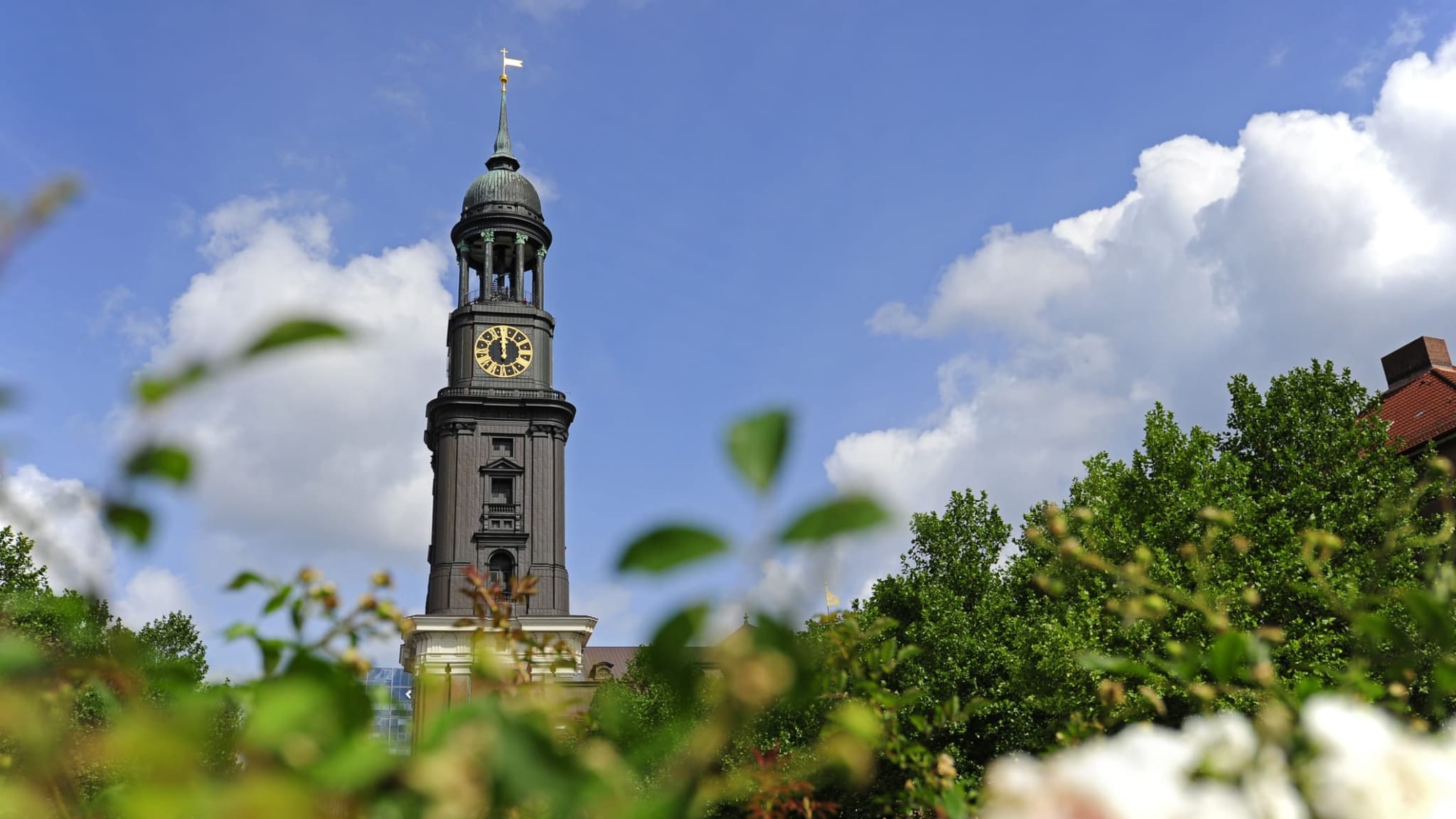 Blick auf die St. Michaelis Kirche in Hamburg, Deutschland.