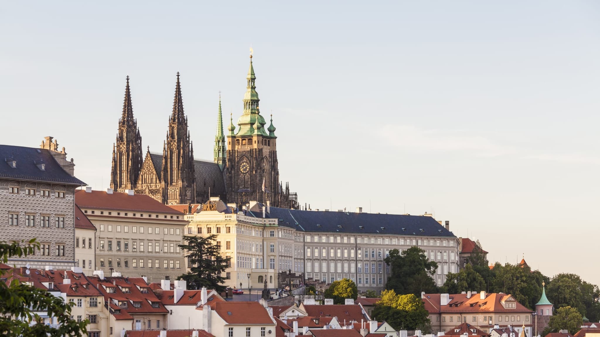 Die Prager Burg ragt als beeindruckender Bau über die Prager Altstadt.