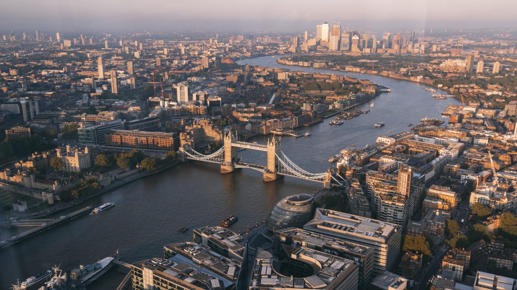 Blick auf die Themse und die Tower Bridge in London.