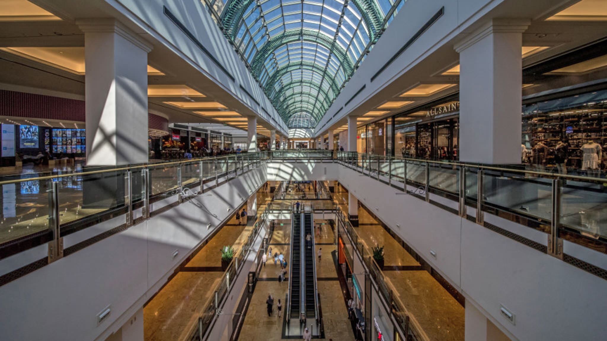 Blick auf die verschiedenen Ebenen der Mall of the Emirates in Dubai.