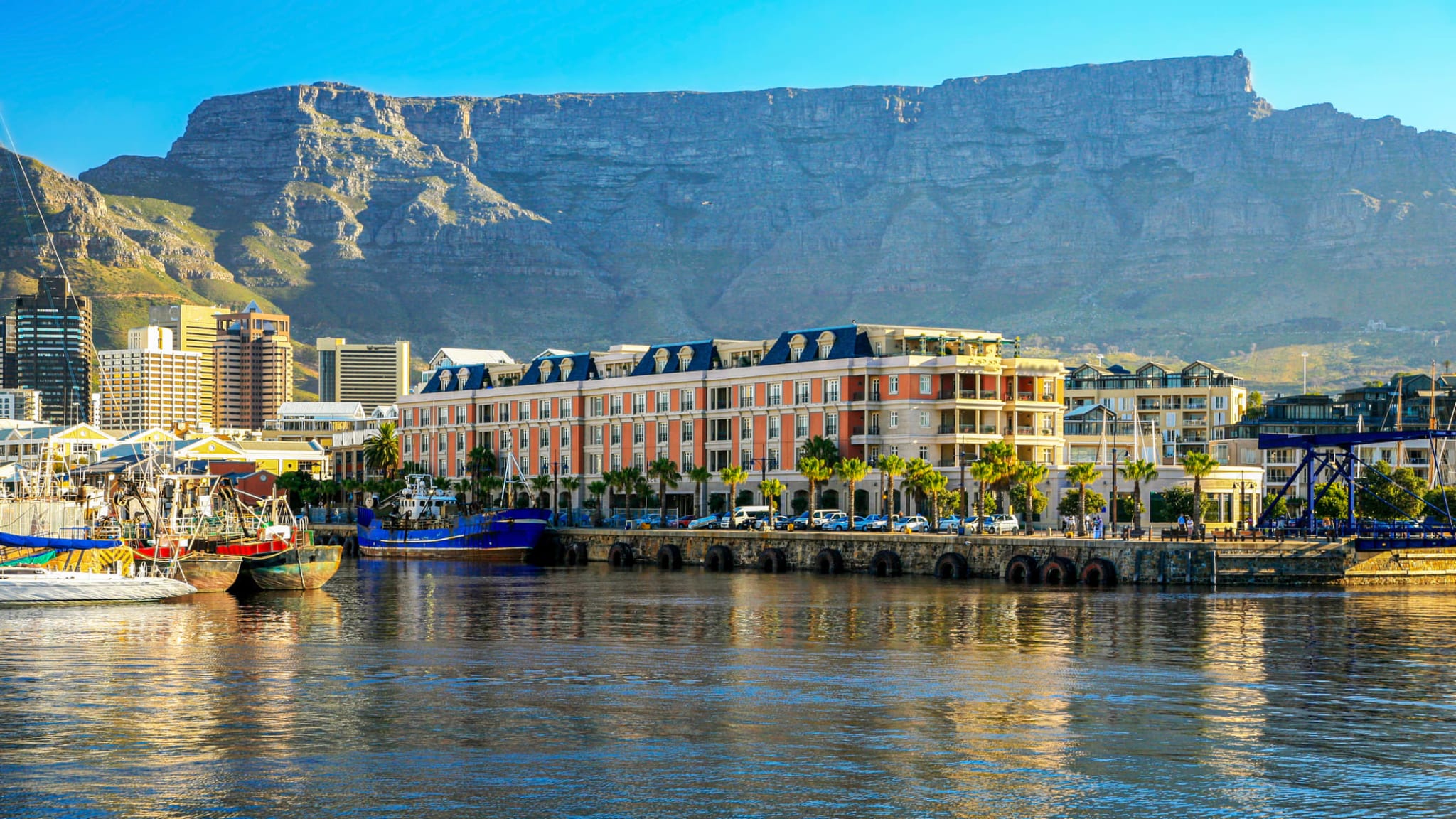 Blick auf die Victoria und Alfred Waterfront vor dem Tafelberg hinter dem Hafen von Kapstadt.