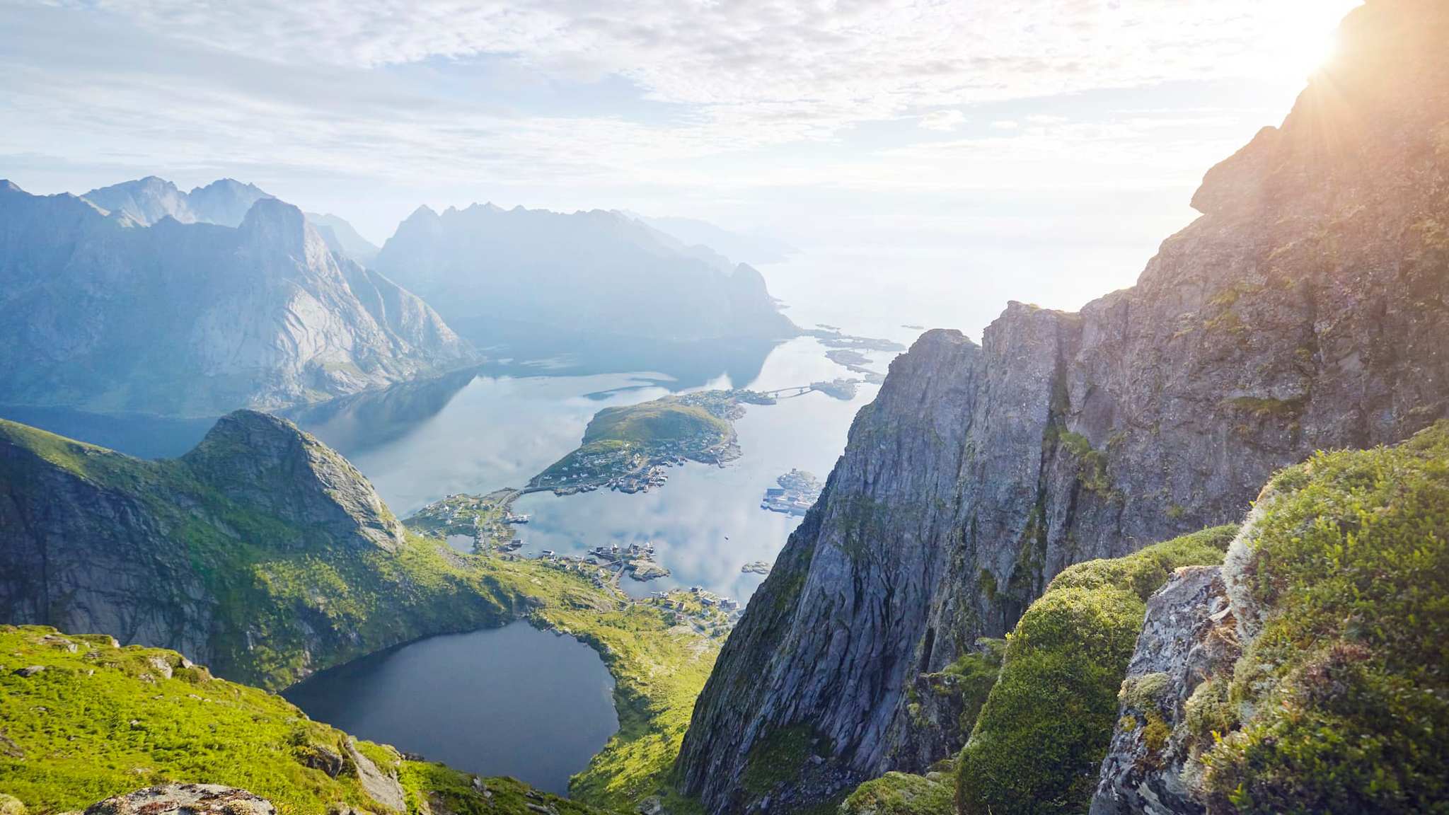 Blick auf ein Dorf und den Fjord auf den Lofoten in Norwegen.