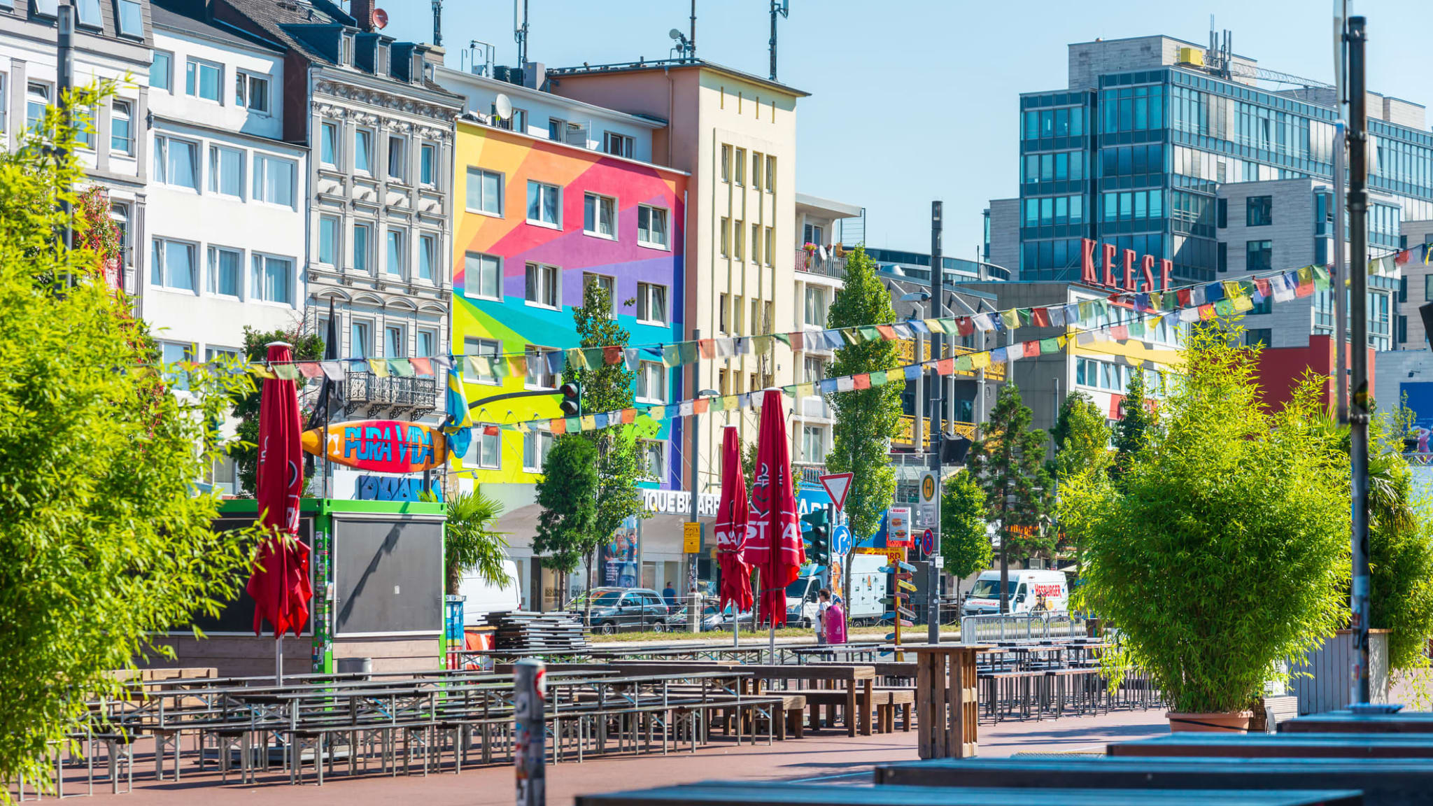 Blick auf ein buntes Haus im Rotlichtbezirk in Hamburg.