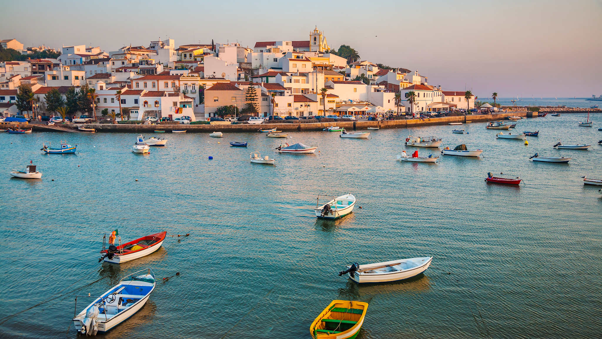 Blick auf Ferragudo, Algarve, Portugal. © Gonzalo Azumendi via Getty Images
