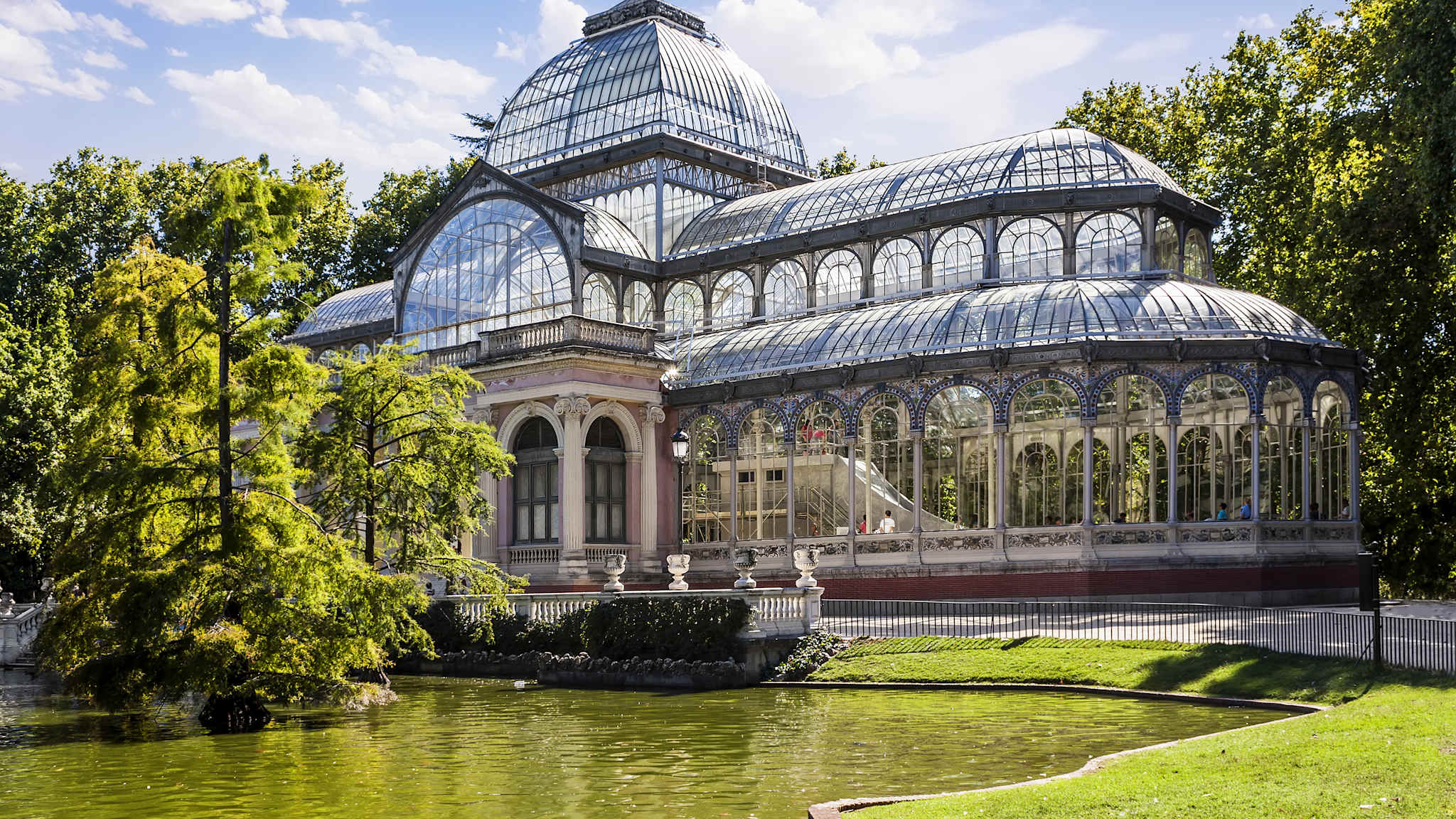 Retiro-Park in Madrid mit Grünanlage, Wasserfläche und Glaspalast