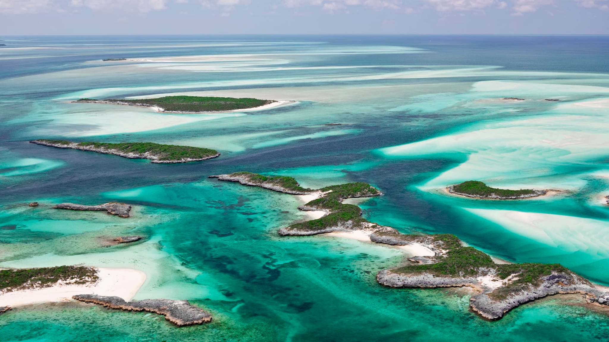 Blick auf die Inseln der Exuma Cays auf den Bahamas.