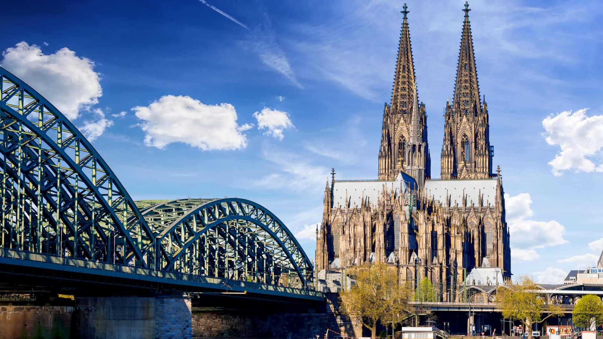 Blick auf den Kölner Dom und die Bahnbrücke in Köln, Deutschland.