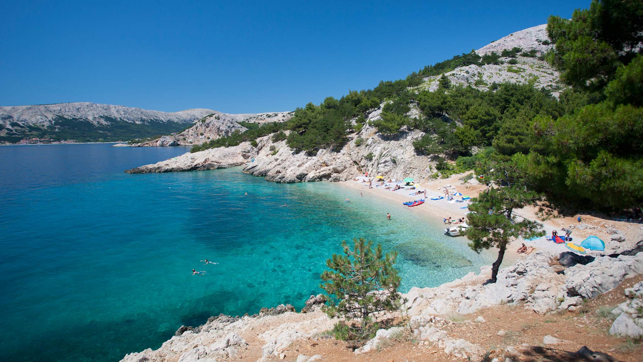 Blick auf einen Strand auf Krk, Kroatien. © Westend61 via Getty Images