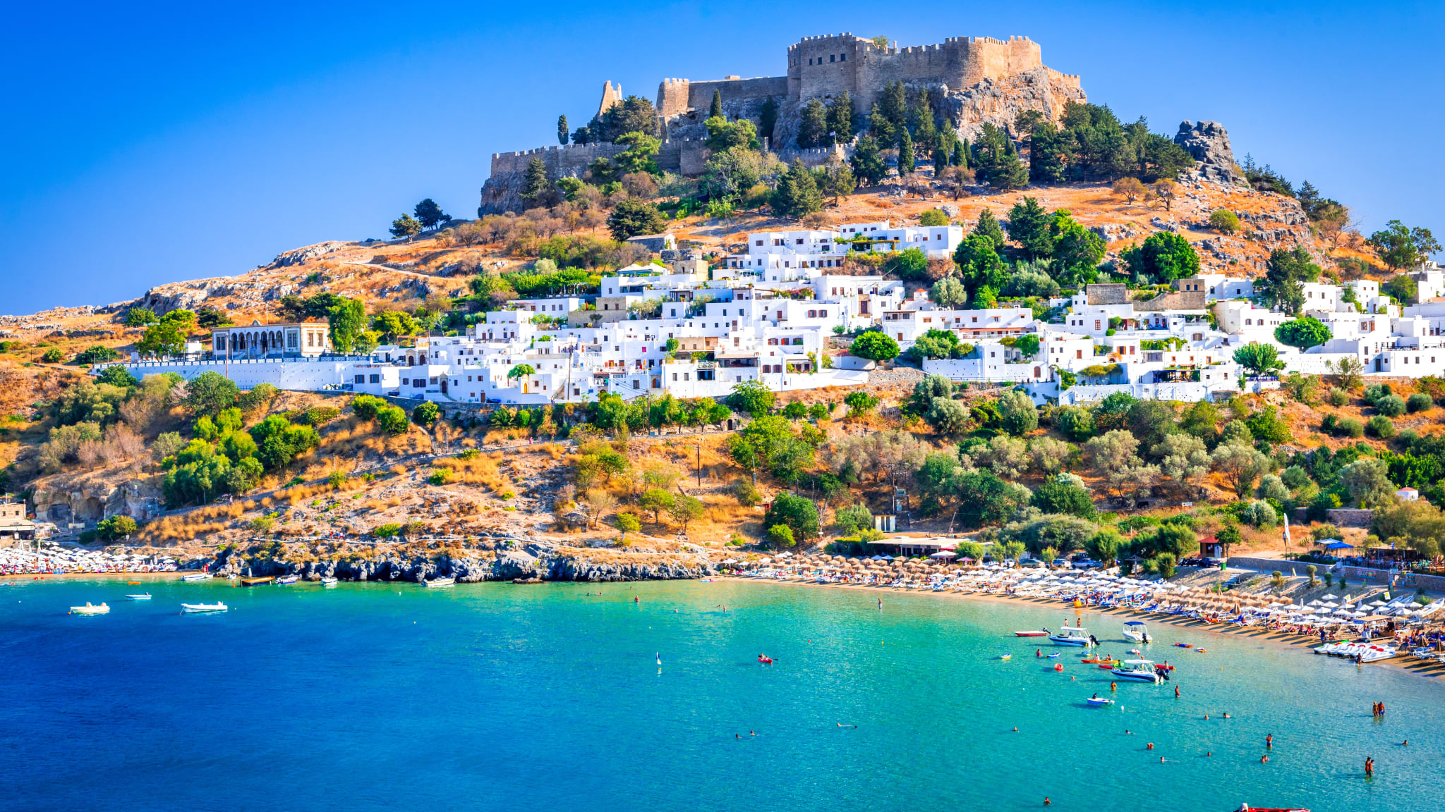 Blick auf Lindos mit seinen weißen Häusern auf Rhodos