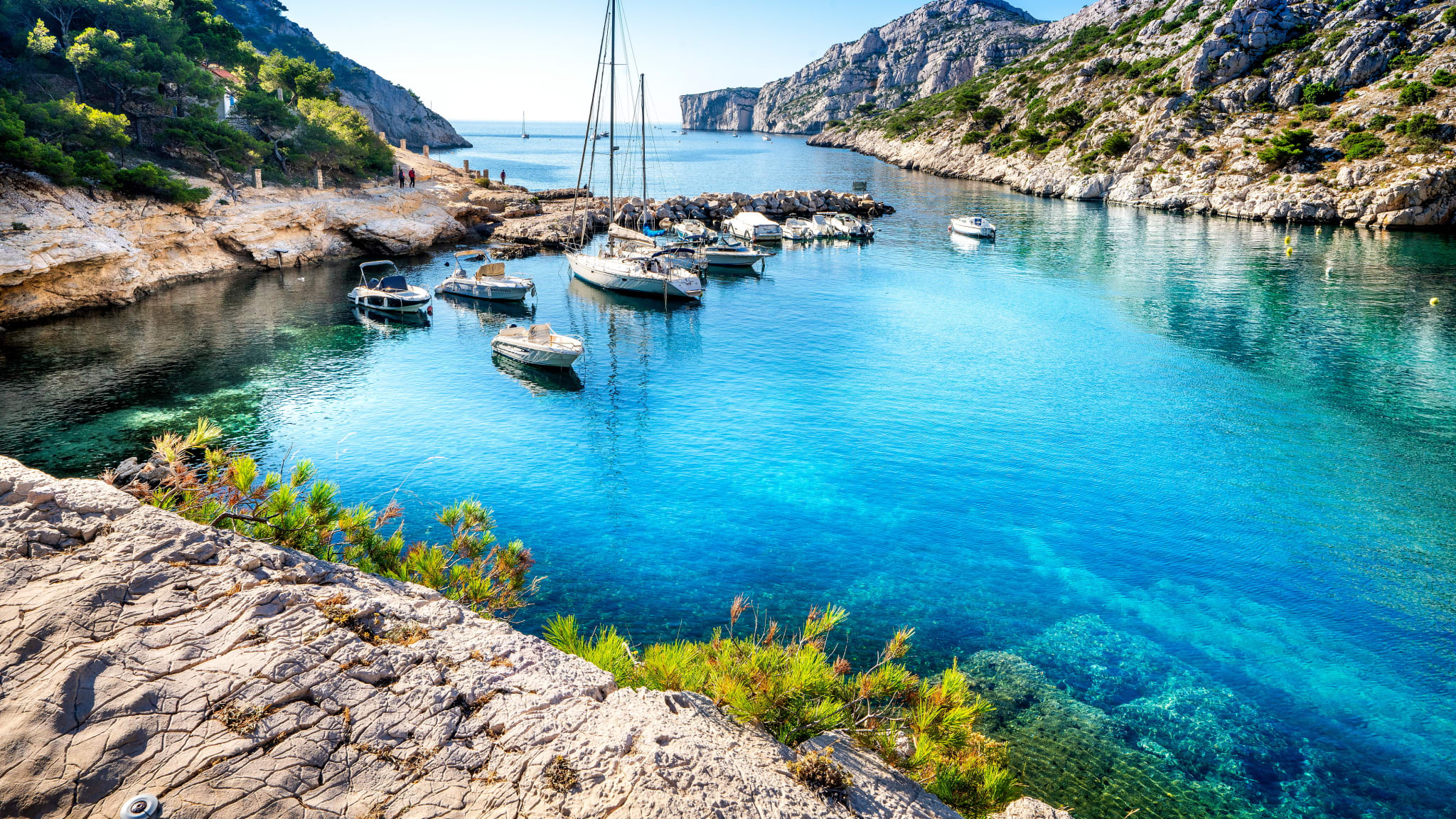 Boote in einer Bucht bei Marseille