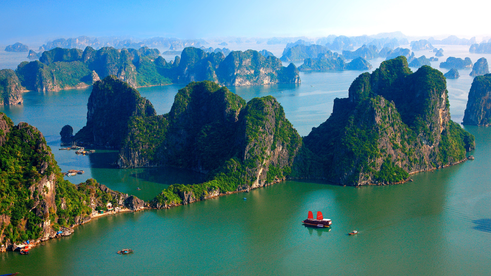 Blick über die Kalksteinfelsen in der Halongbucht, Nordvietnam, Bac Bo, Vietnam
