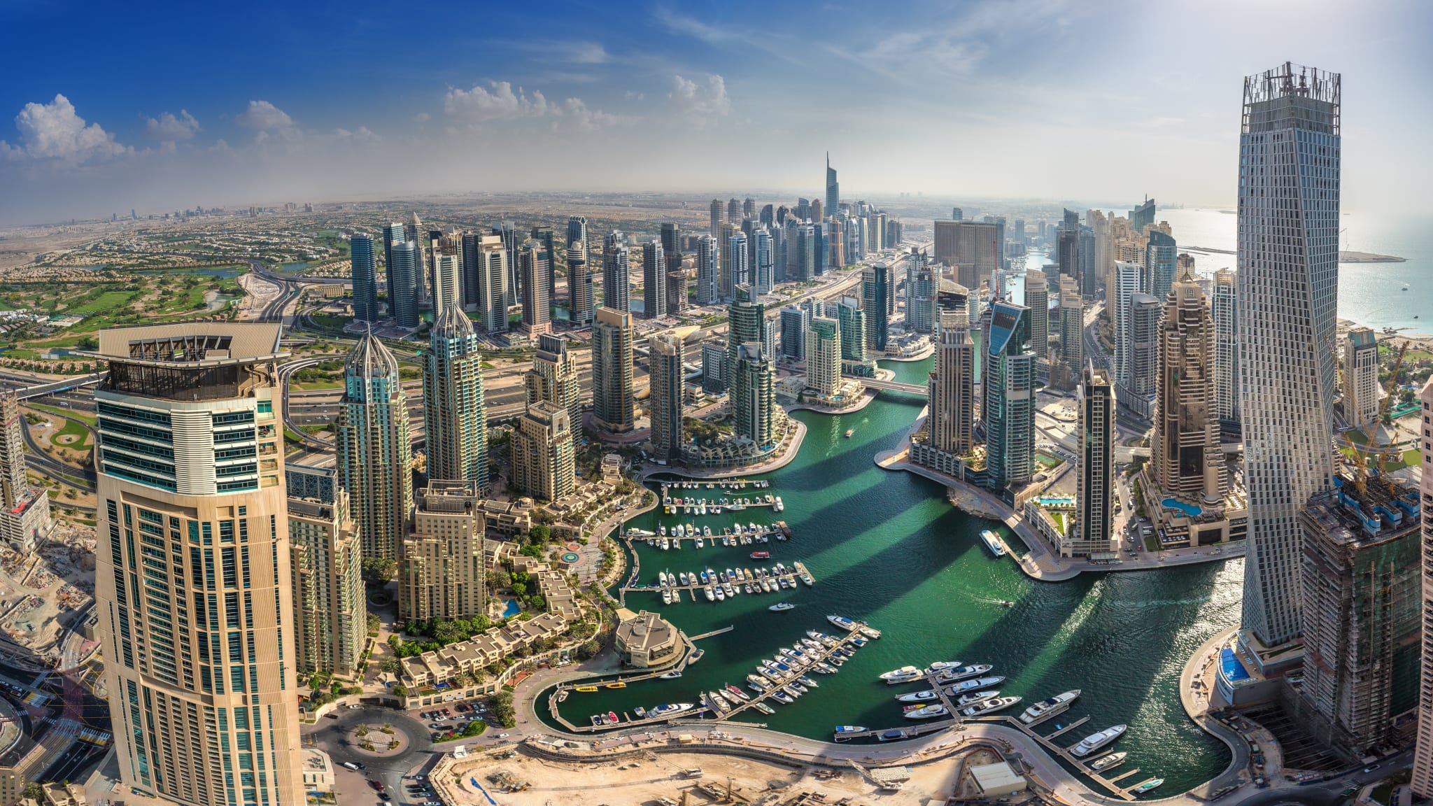 Blick von oben auf den Marina District von Dubai mit vielen modernen Hochhäusern