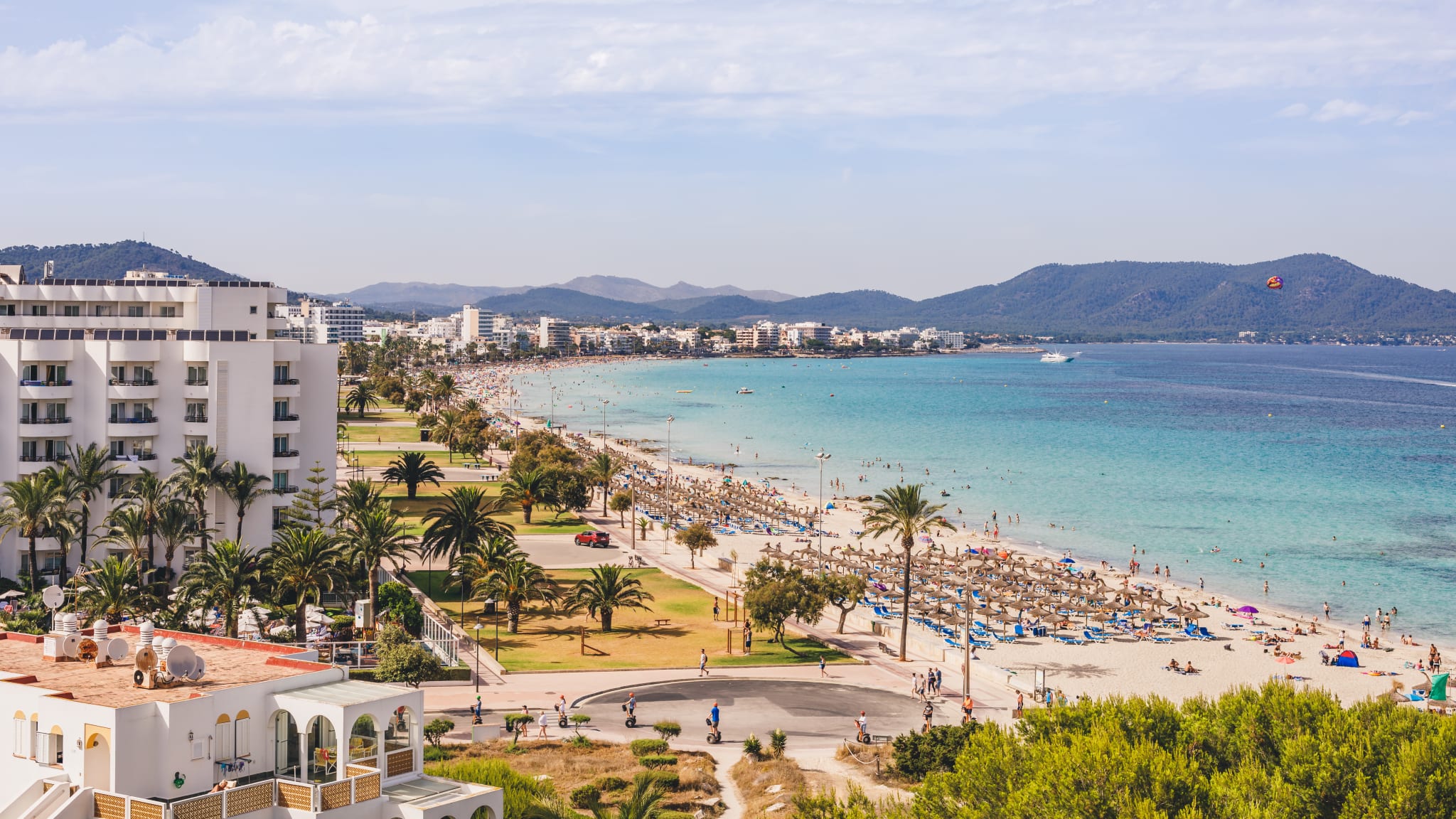 Blick von oben auf den Strand von Cala Millor, Mallorca, Spanien