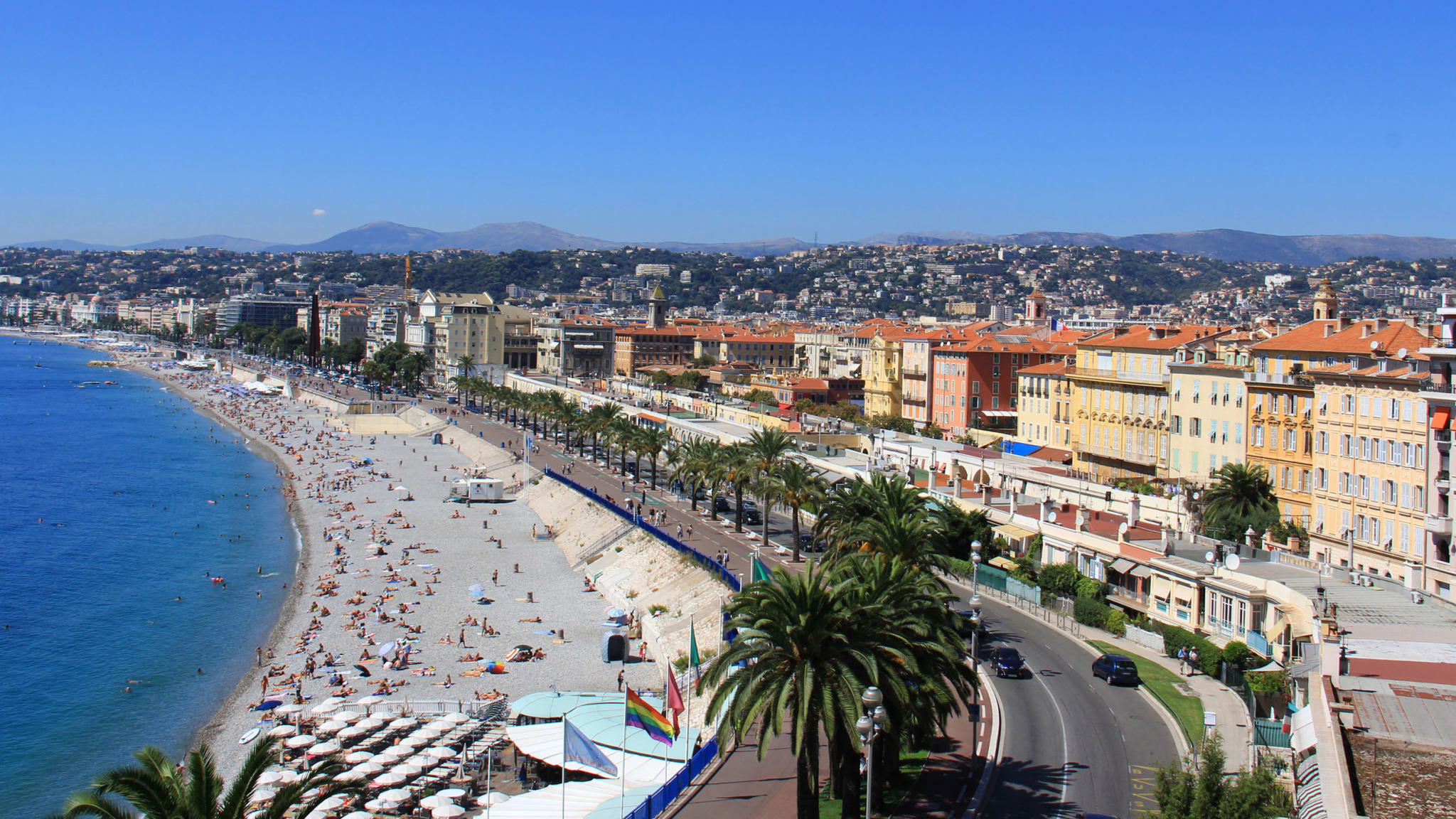 Blick von oben auf Nizzas Promenade und Strand