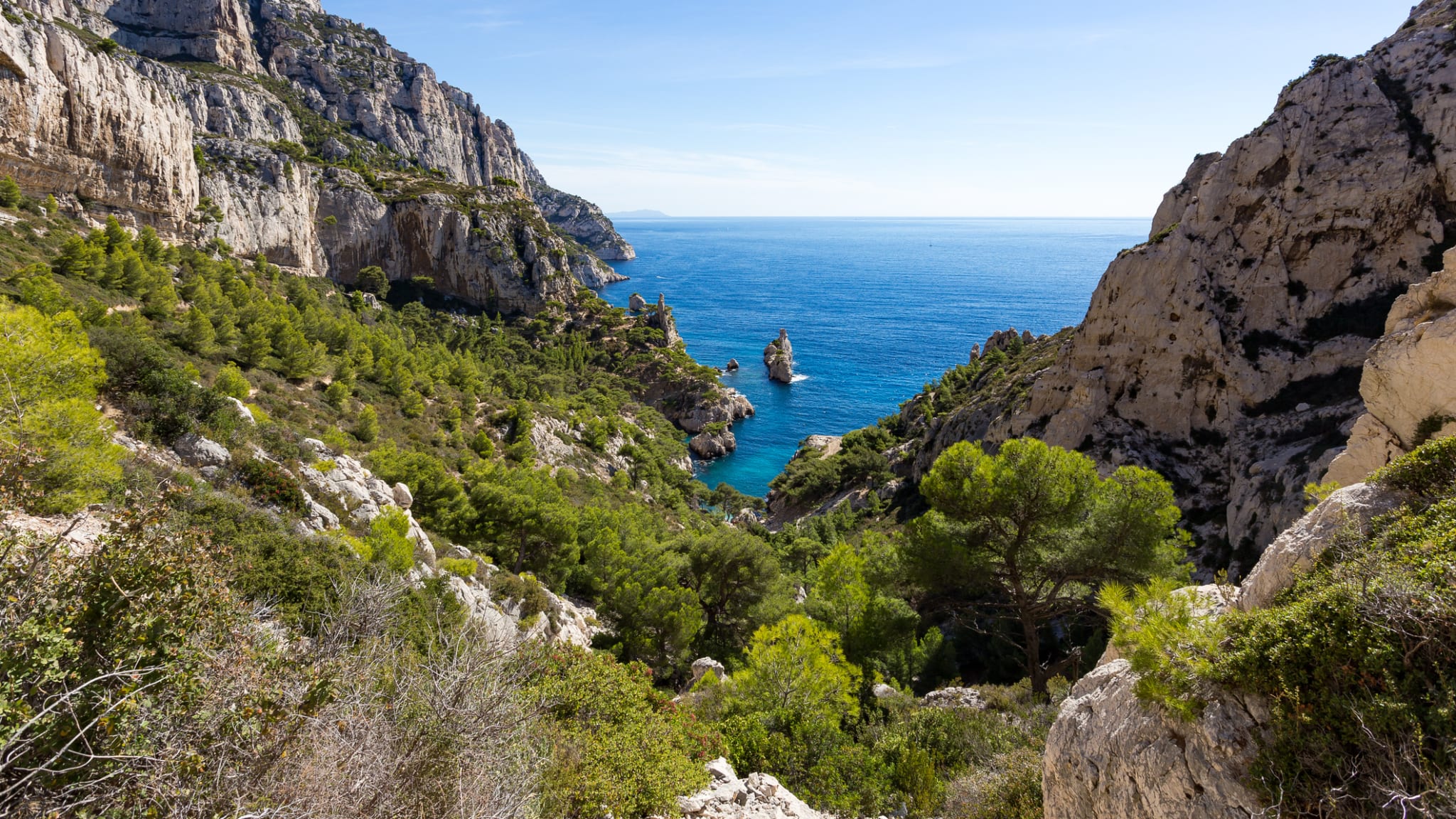Blick zwischen Felsen auf das Meer, Nationalpark Calanque, Frankreich.