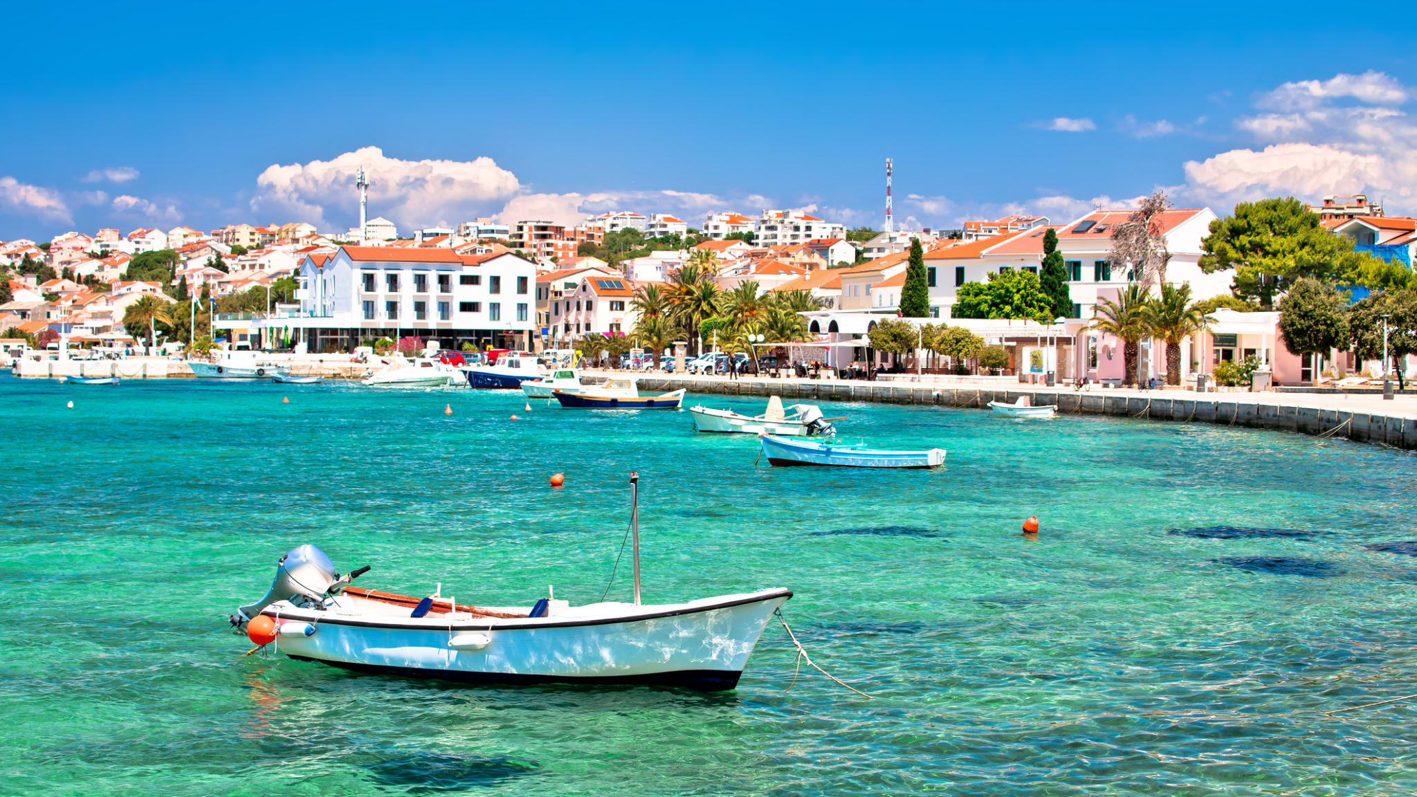 Boote im Wasser vor Novalja, Insel Pag, Kroatien.