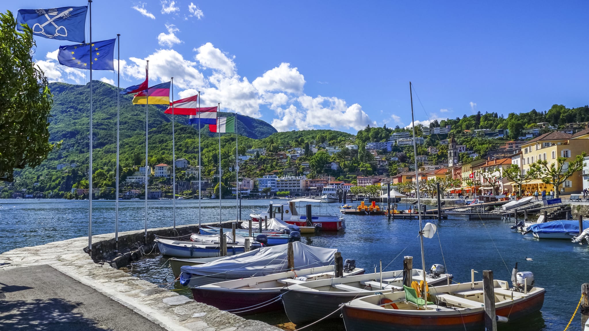Boote in einem kleinen Hafen in Ascona, Tessin, Schweiz