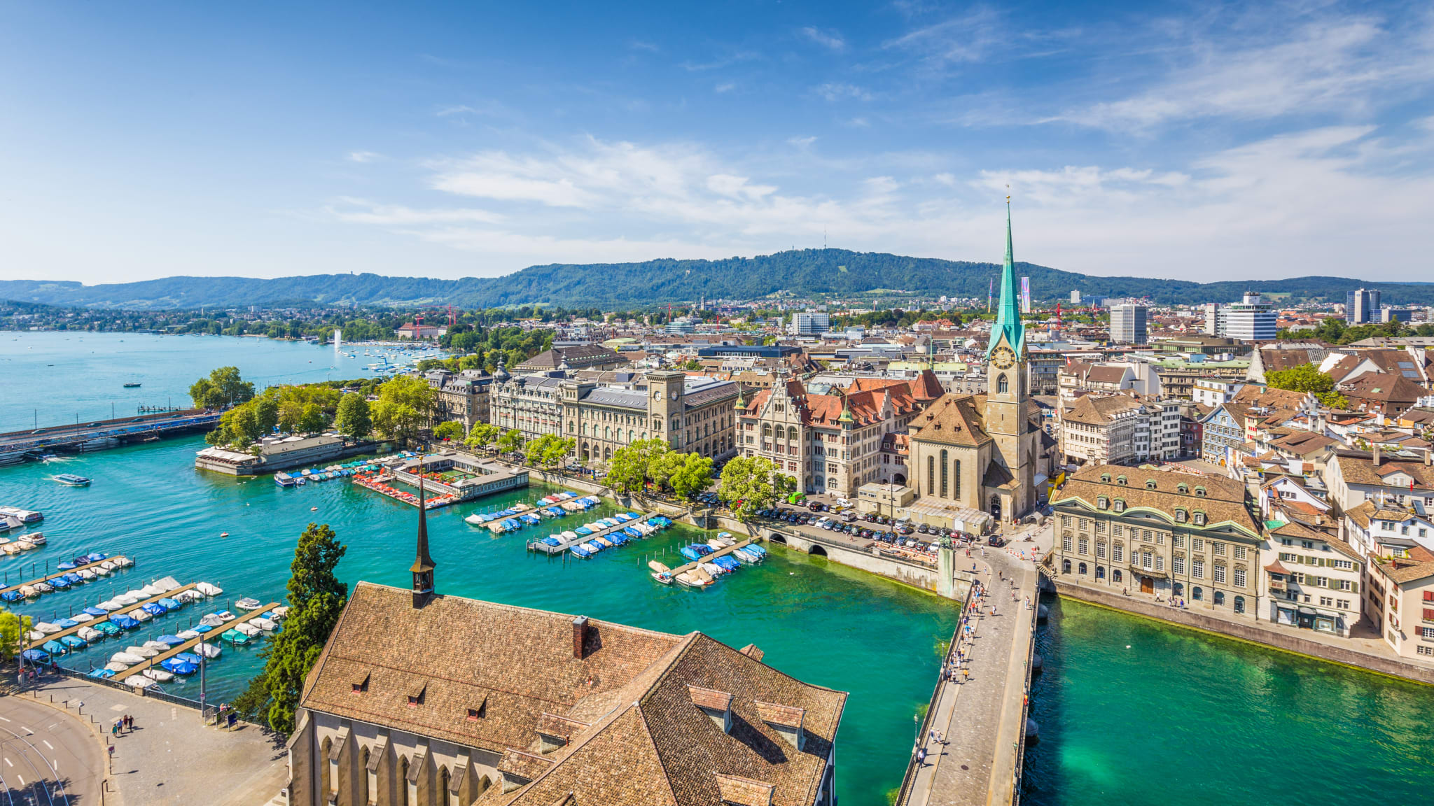 Bootsstege am Fluss Limmat und das Stadtbild von Zürich, Schweiz im Hintergrund.