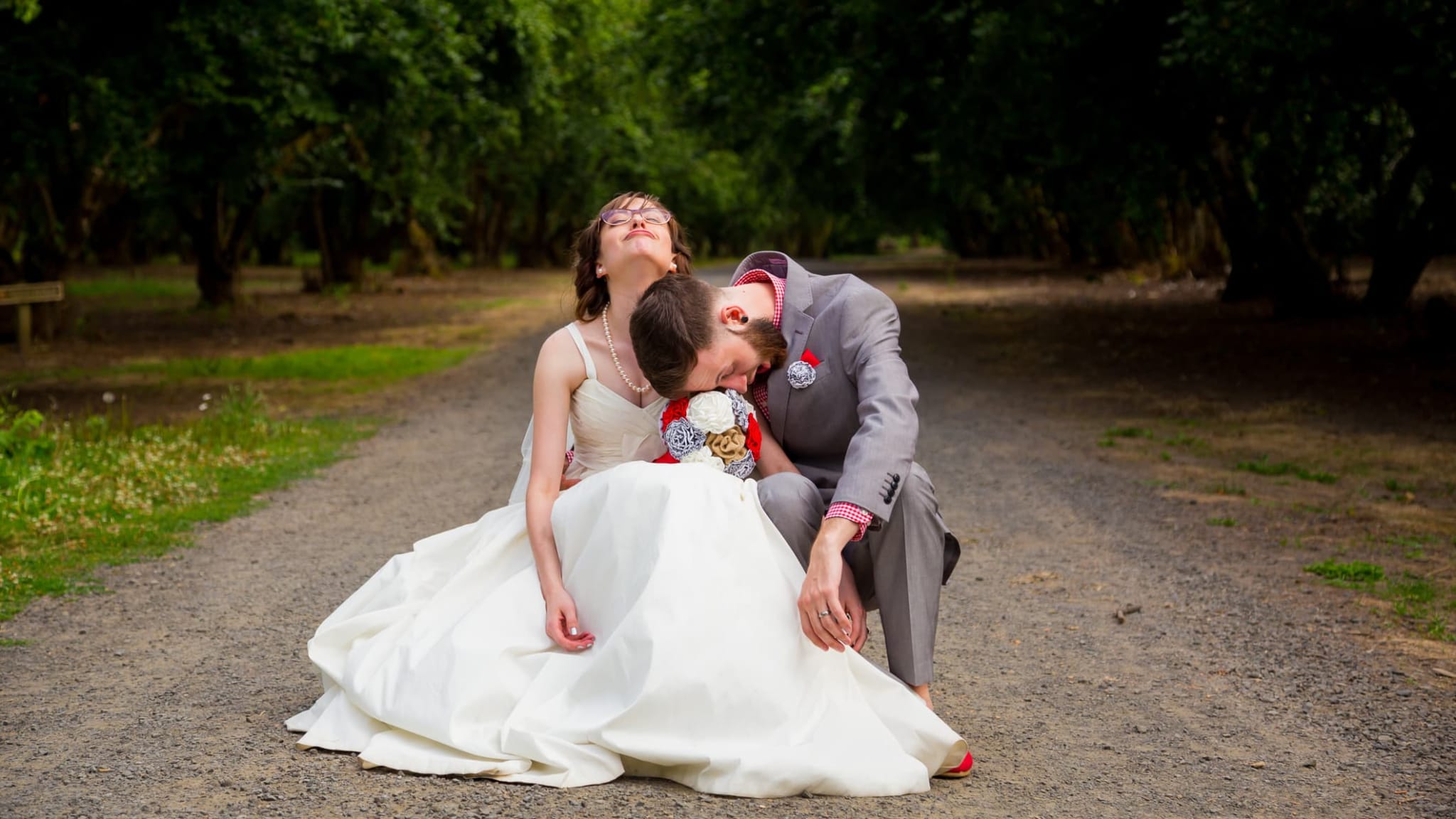 Braut und Bräutigam sitzen erschöpft auf dem Boden.