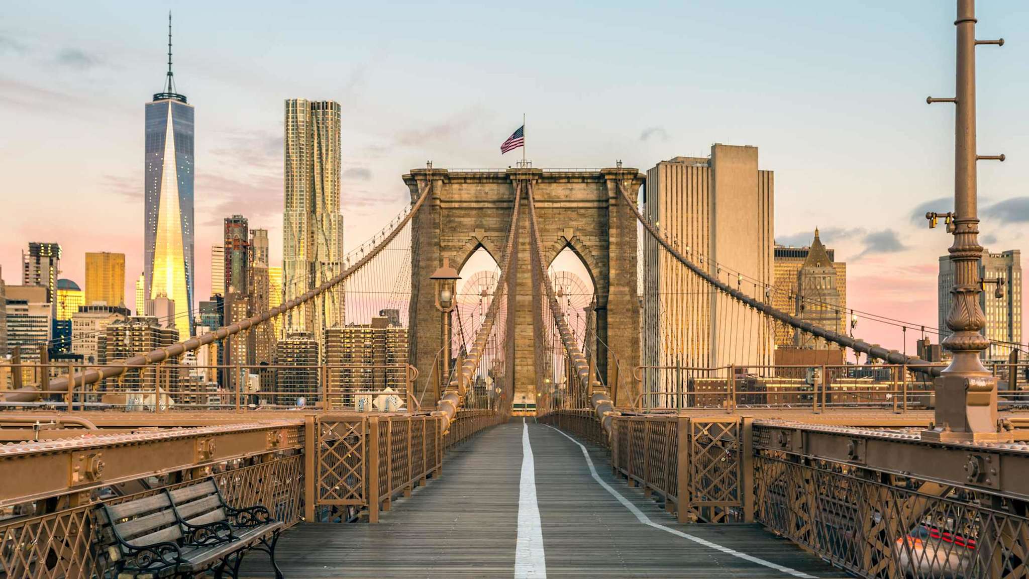 Brooklyn Bridge mit Blick auf Manhattan in New York, USA.