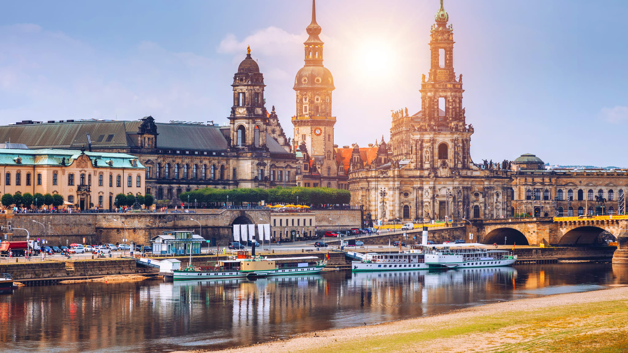 Blick über die Elbe aud das architektonische Ensemble der Brühlschen Terrasse mit zwe Dampfschiffen im Vordergrund
