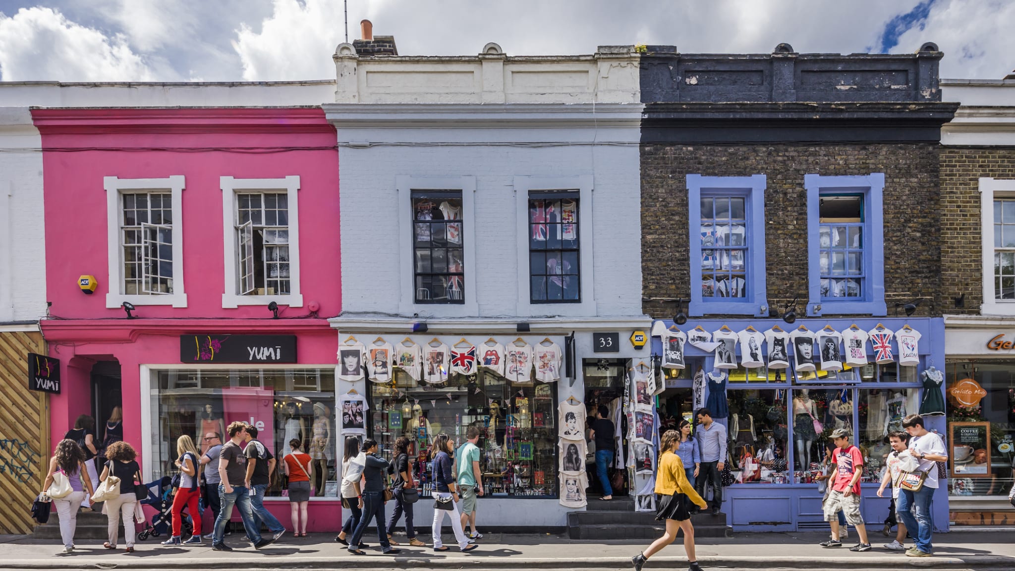 Bunte Bekleidungsgeschäfte in der Pembridge Road, London.