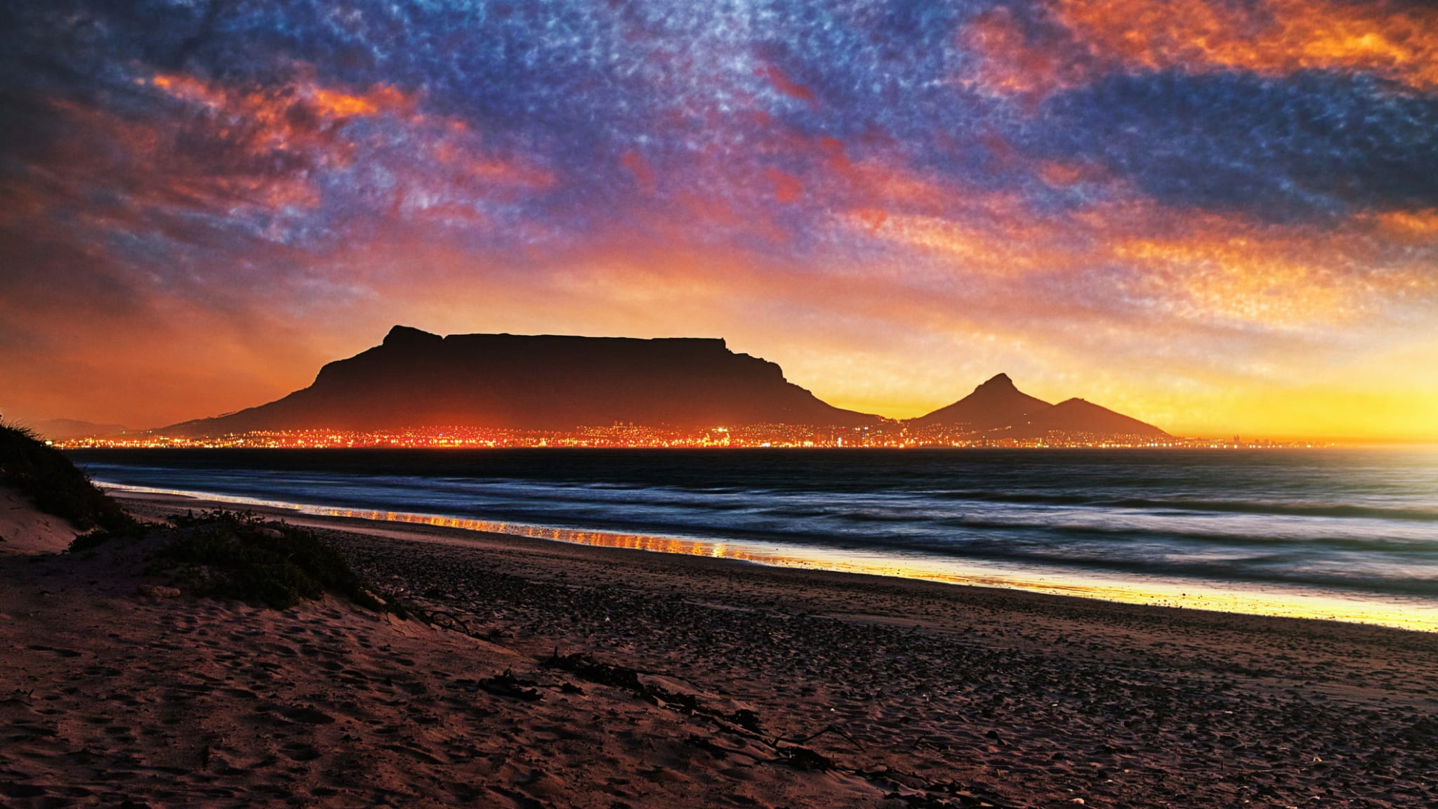 Bunter Himmel bei Dämmerung über dem Tafelberg in Südafrika.