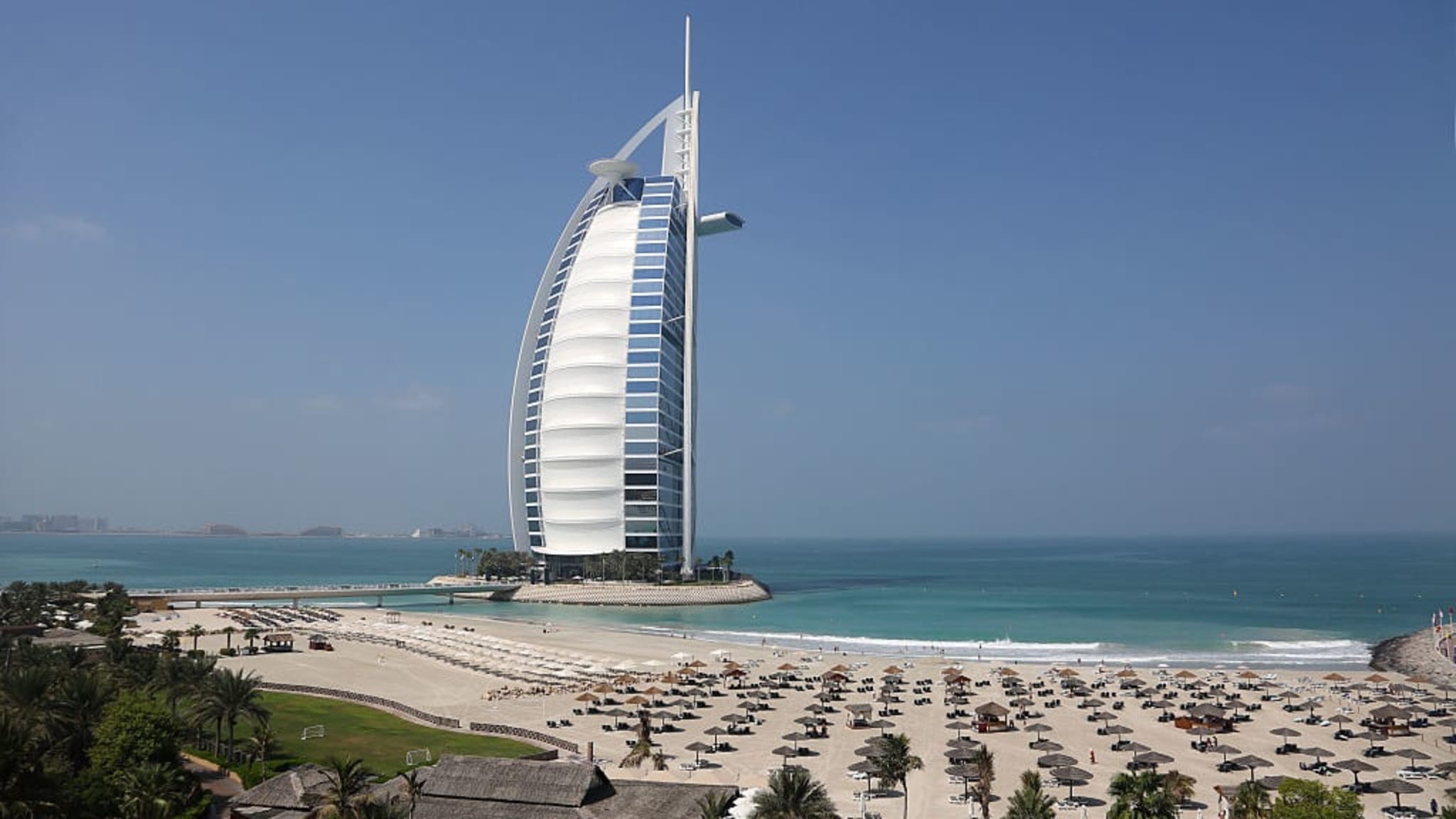 Blick auf den Sunset Beach und den Burj al Arab in Dubai.