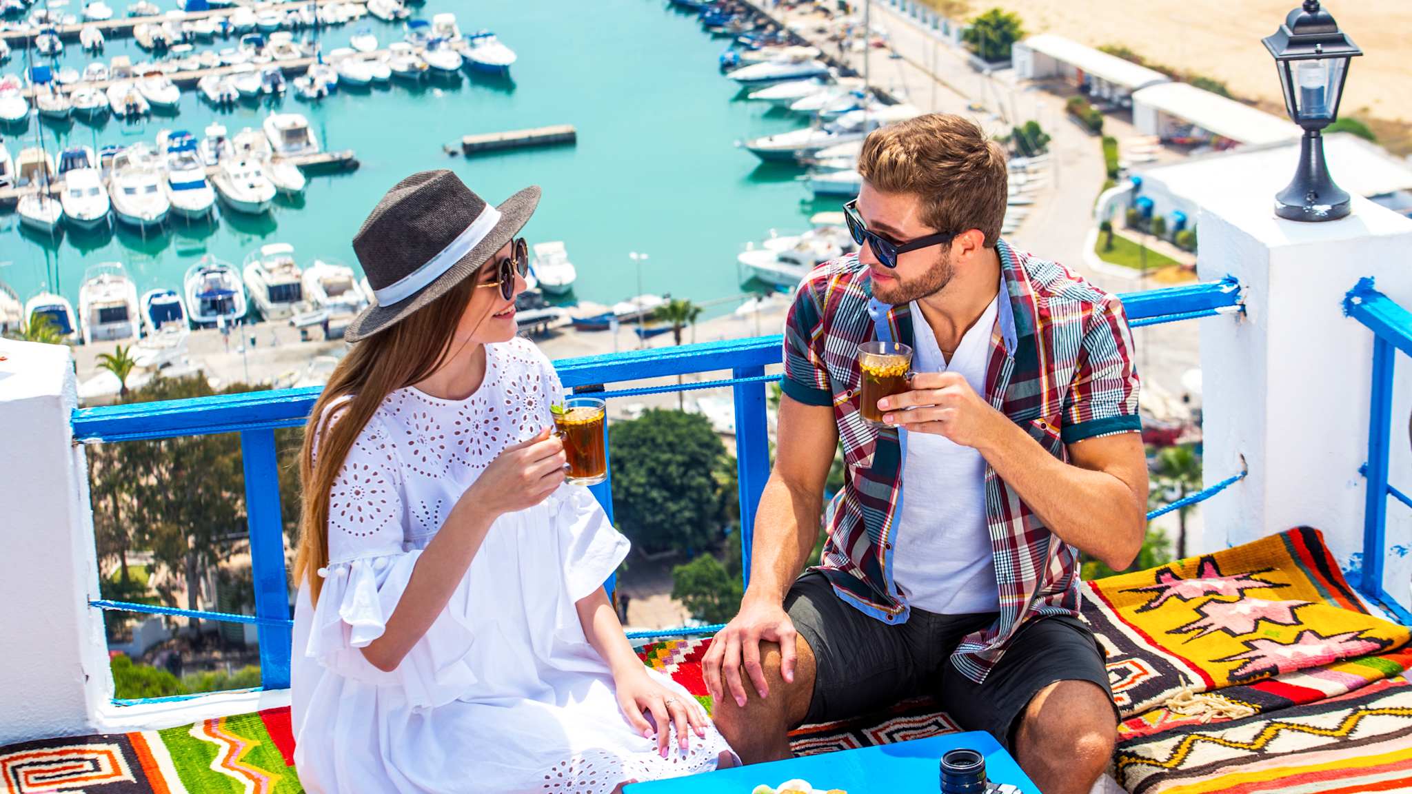 Ein Paar beim Tee trinken vor einem Hafen