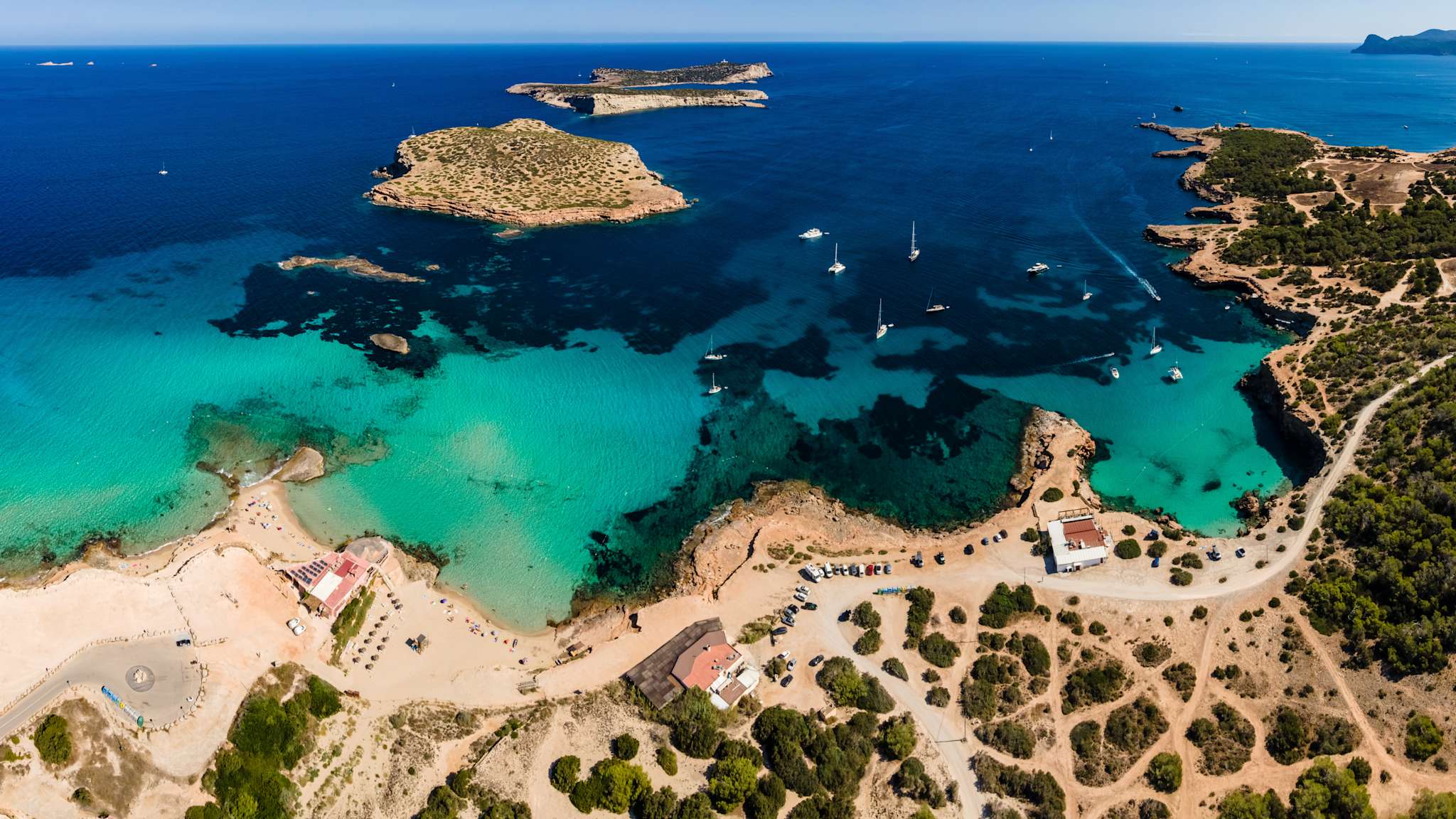 Blick auf eine Bucht mit Booten im Wasser