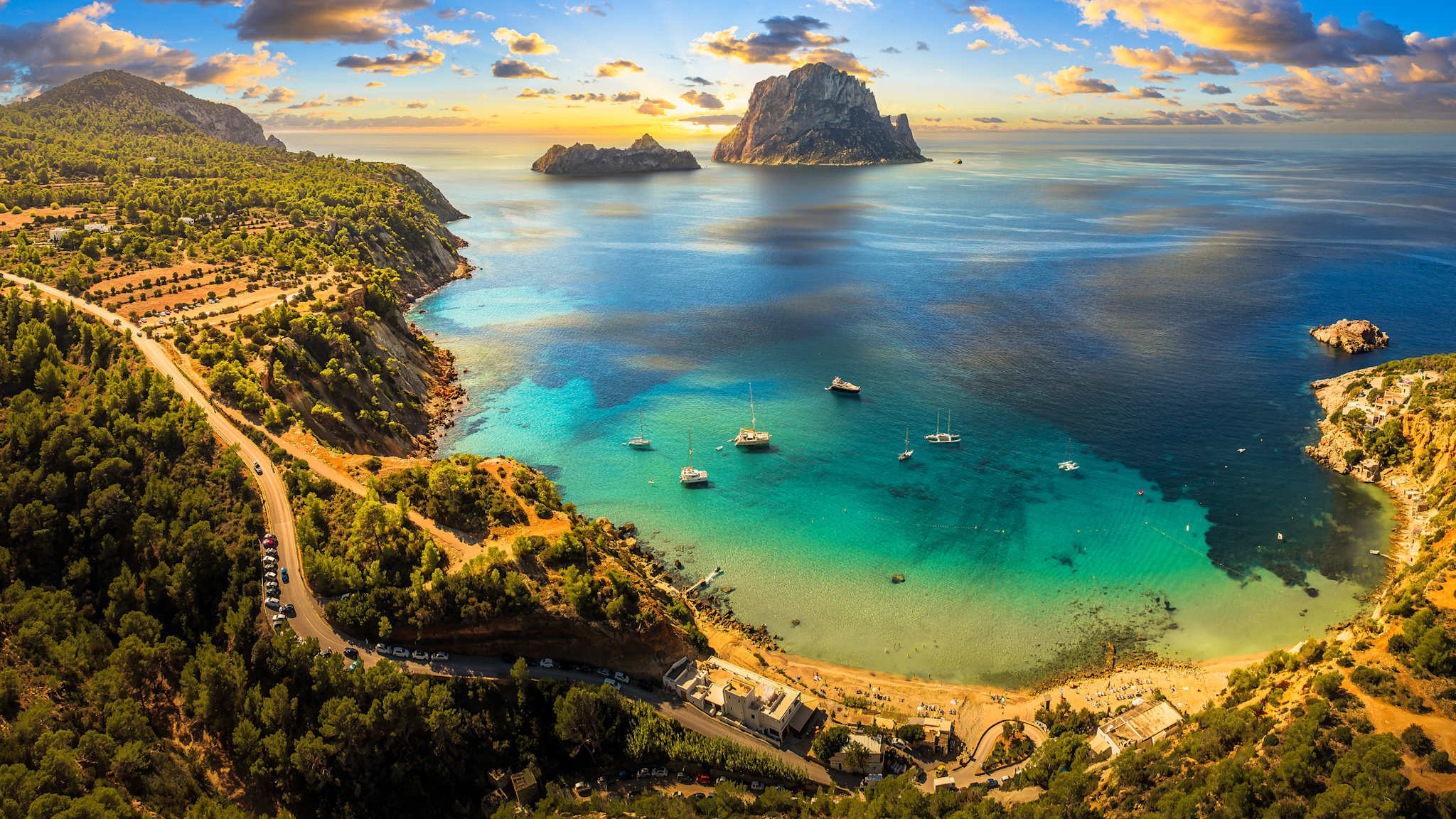 Blick auf eine Bucht mit Booten