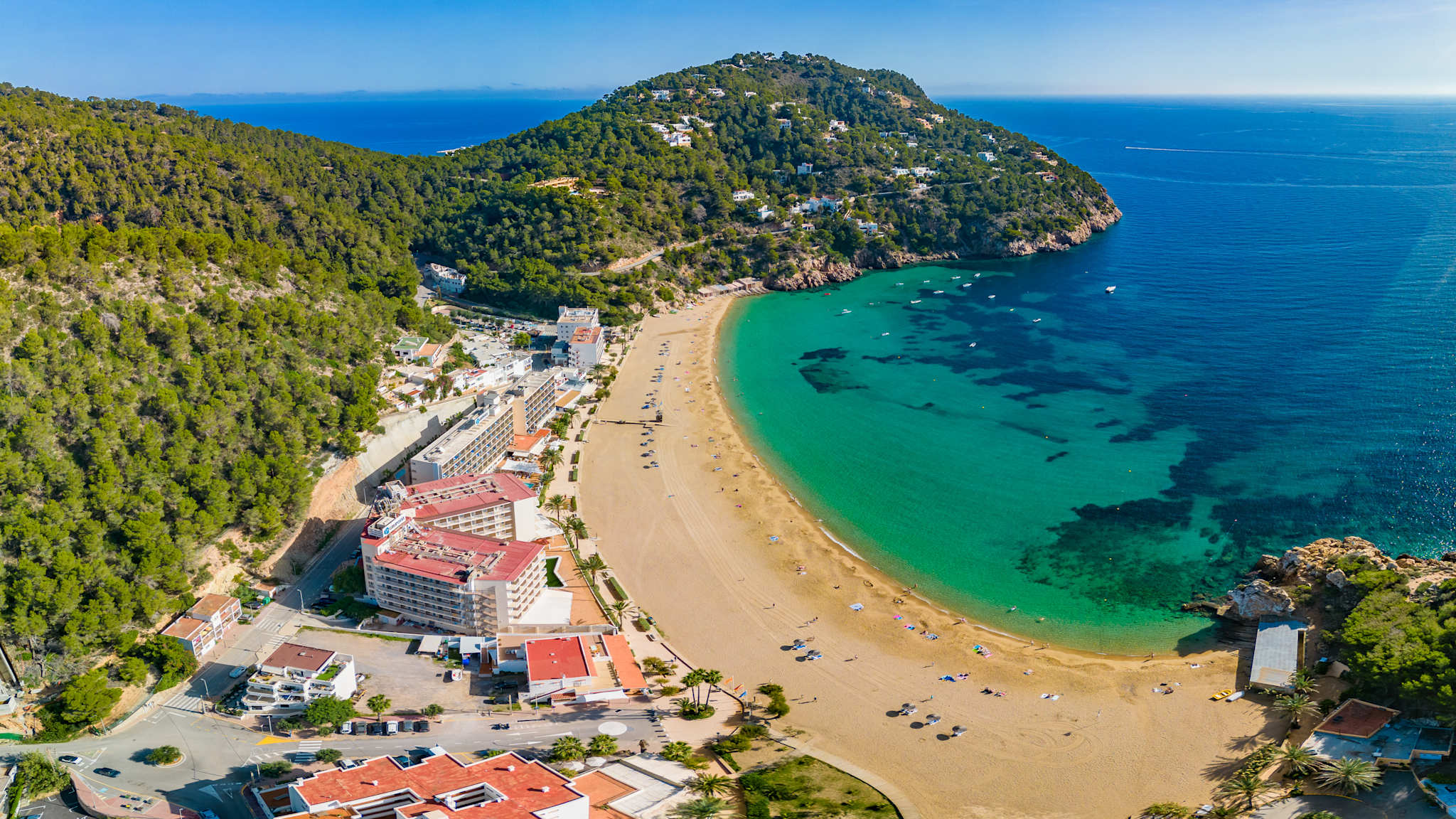 Blick auf eine Bucht mit Strand und Häusern