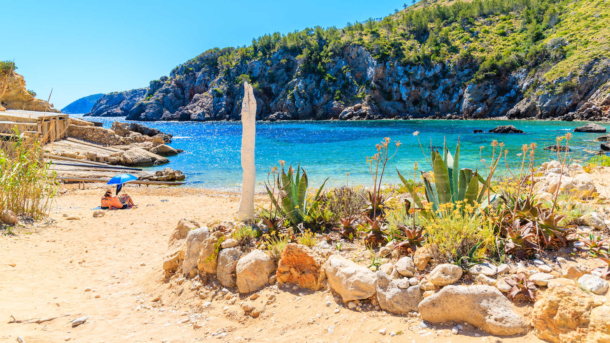 Ein leerer Strand mit türkisem Wasser