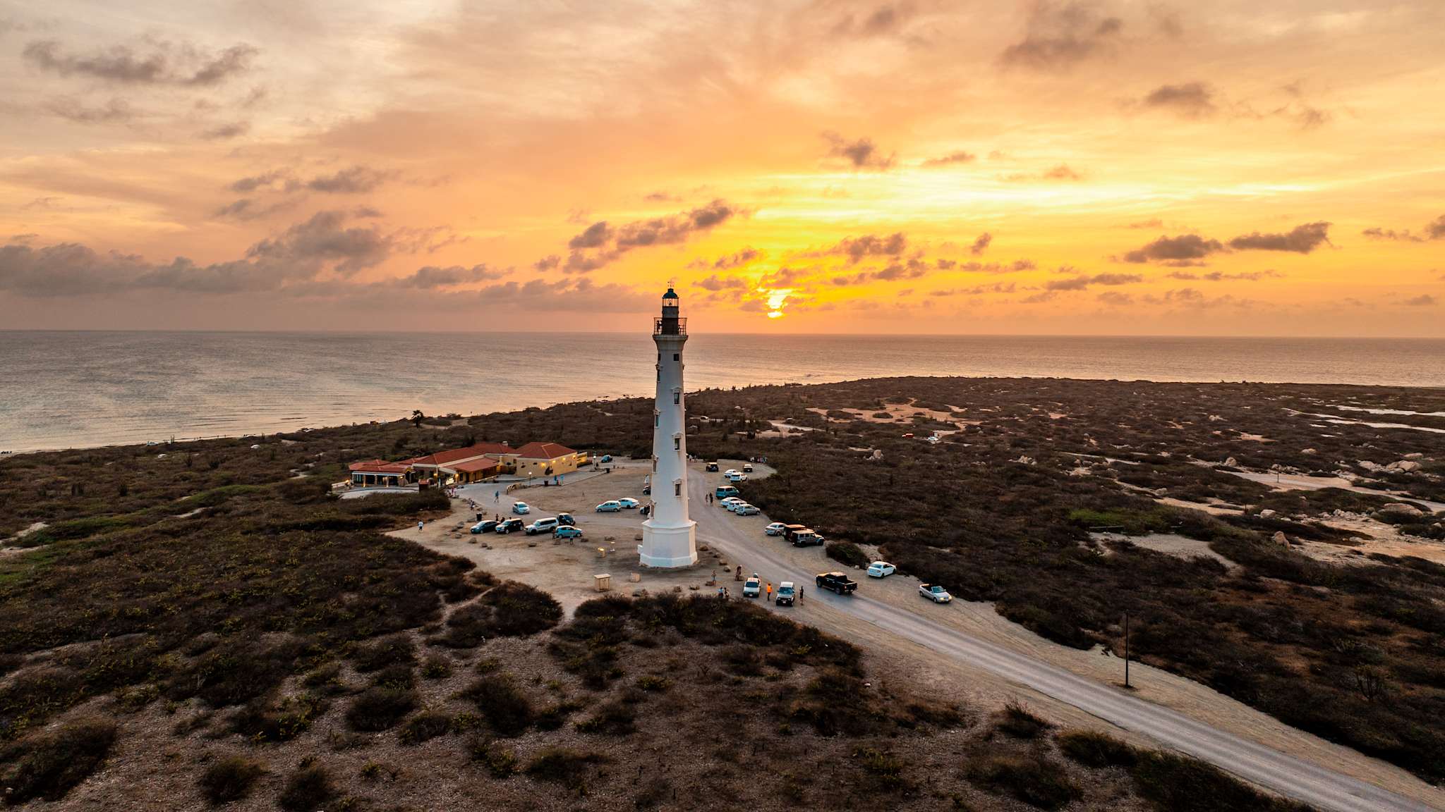 Ein Leuchtturm bei Sonnenuntergang.