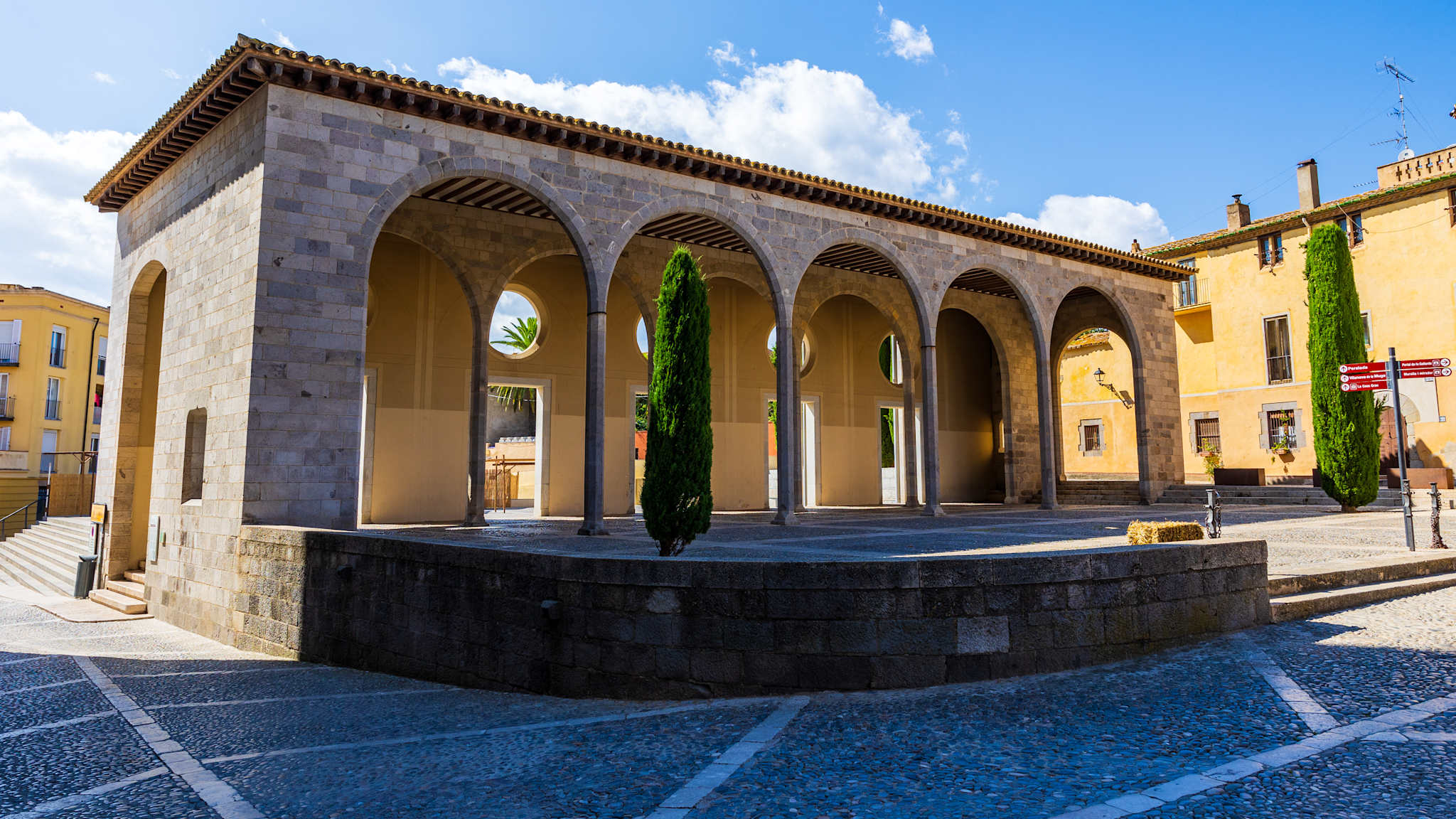 Ein Gebäude mit Säulen auf einem Platz.