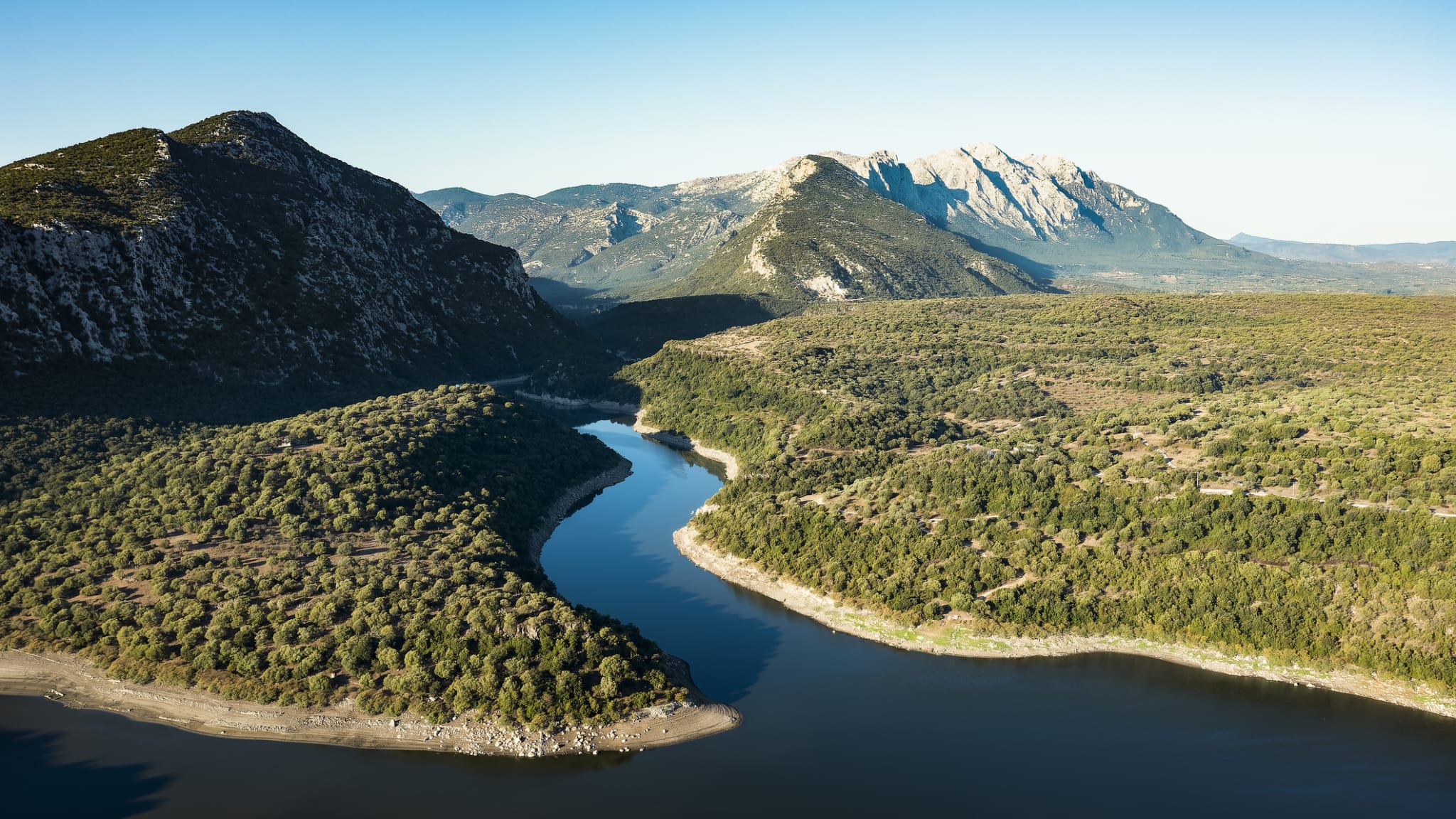 Cedrino-See und Berge dahinter auf Sardinien, Italien.