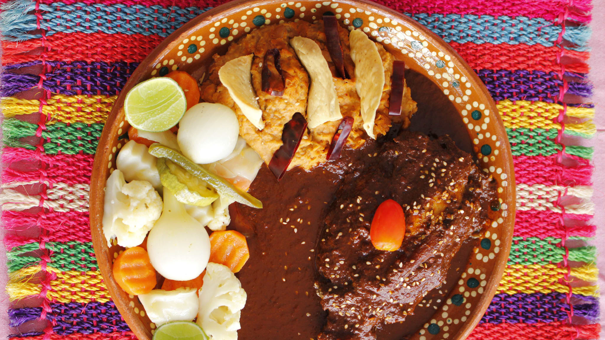 Chamorro en mole y frijoles.