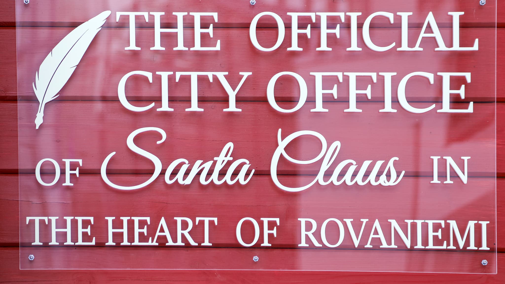 Ein Schild mit weißer Schrift mit Aufschrift City Office Santa Claus