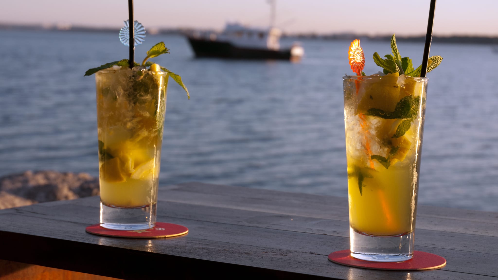 Cocktailgläser am Hafenkai, Meer und Boot im Hintergrund auf Mallorca