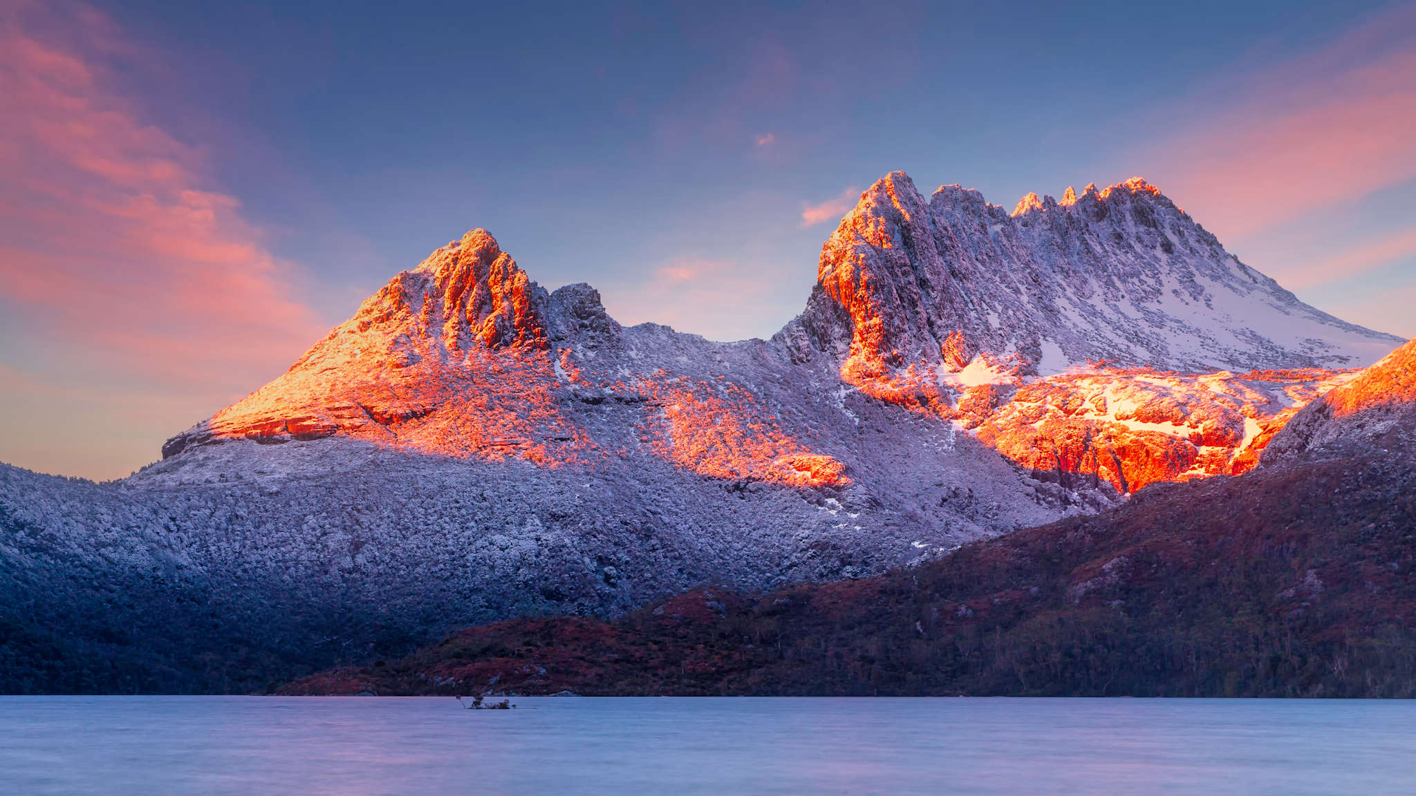 Von der Sonne bestrahlte Berge