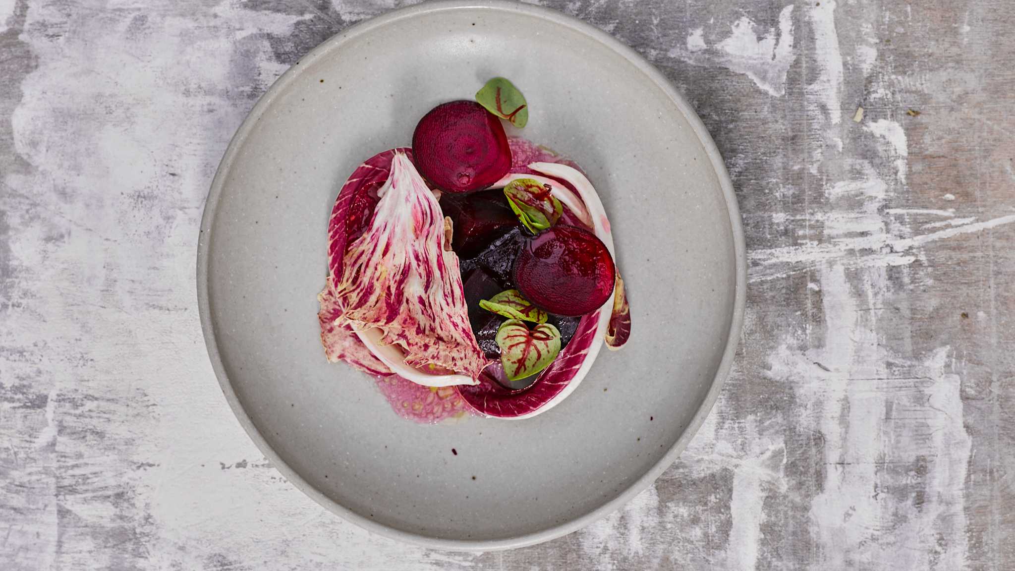 Ein Gericht mit rote Beete auf einem Teller