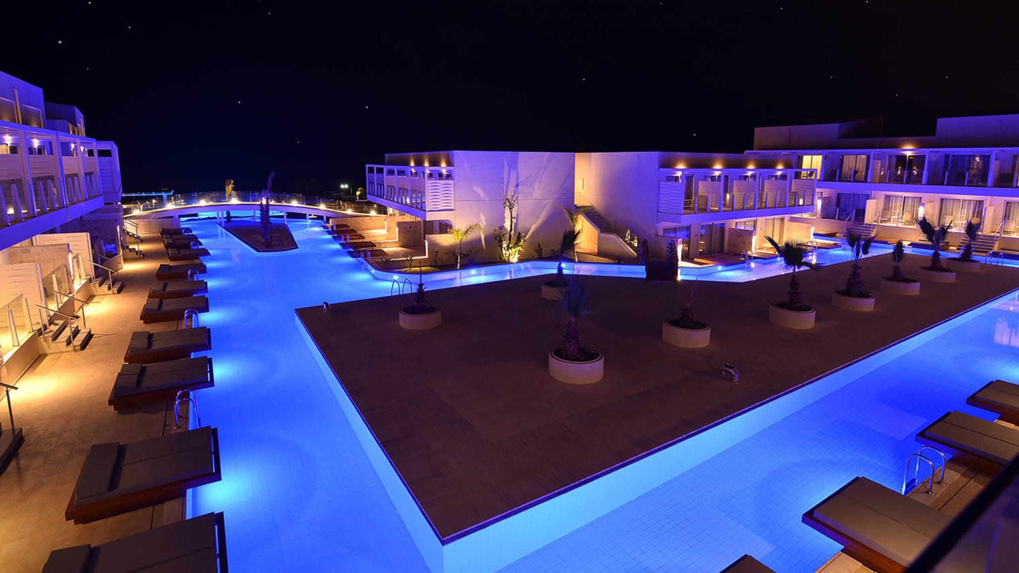 Der beleuchtete Pool inmitten der Hotelanlage. Bild vom Hotelier, Juli 2015.