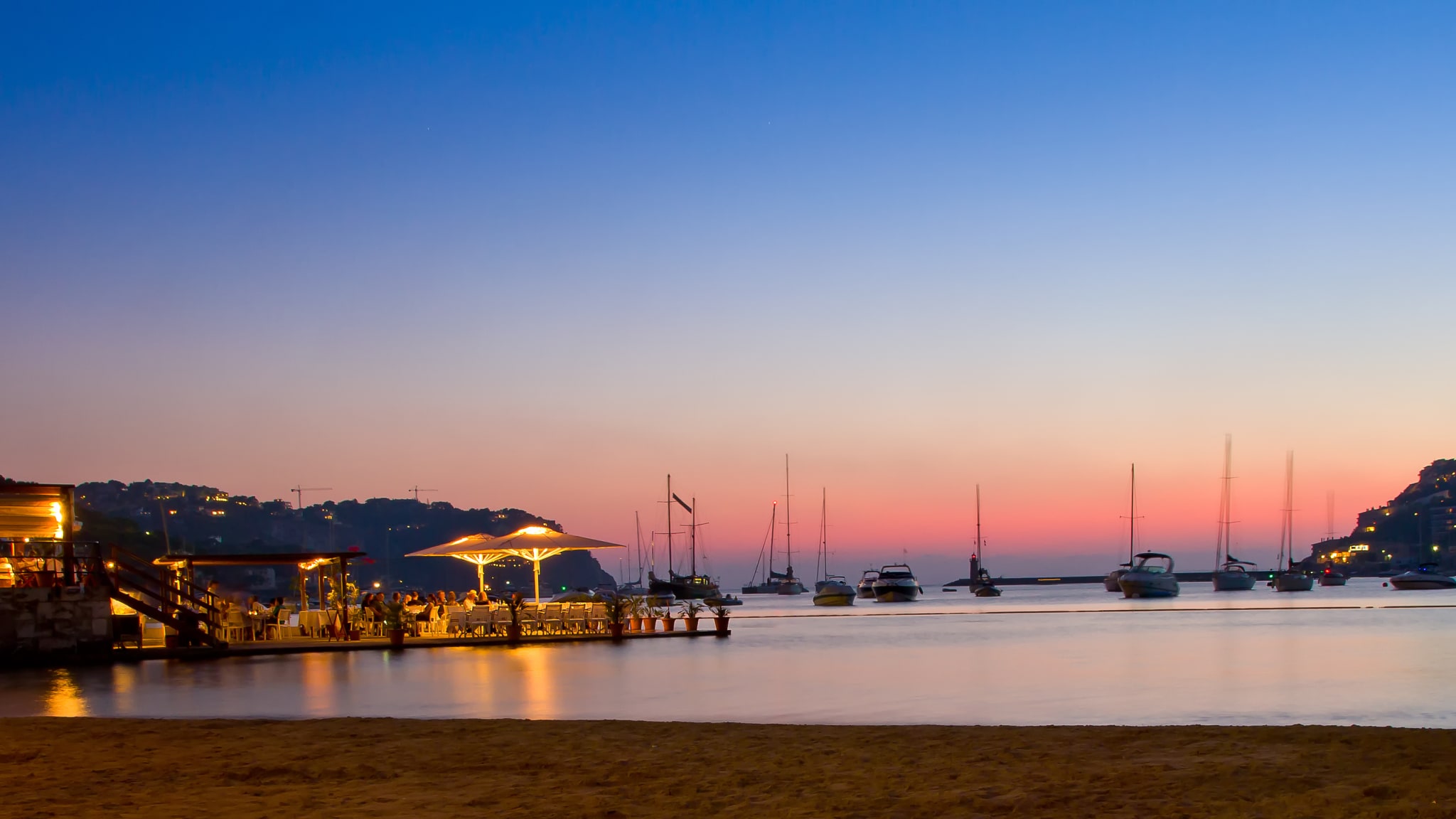 Hafen von Port d’Andratx und Meerblick auf Mallorca bei Sonnenuntergang