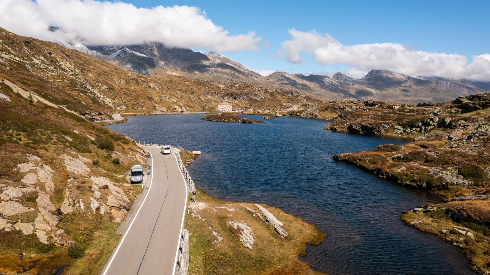 Der San Bernardino Pass entlang eines Sees in den Schweizer Alpen.
