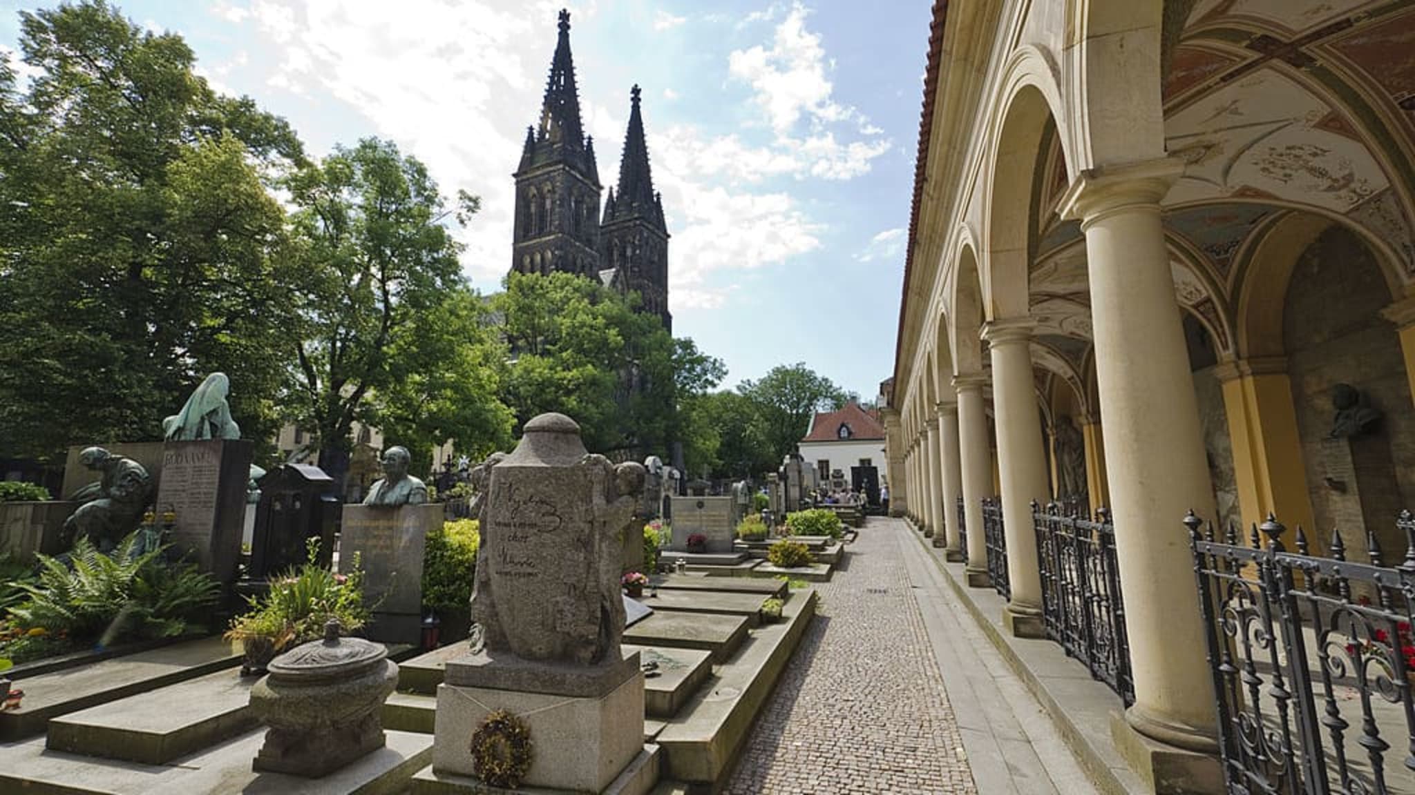 Der Friedhof und die Basilika St. Peter und Paul in Prag.