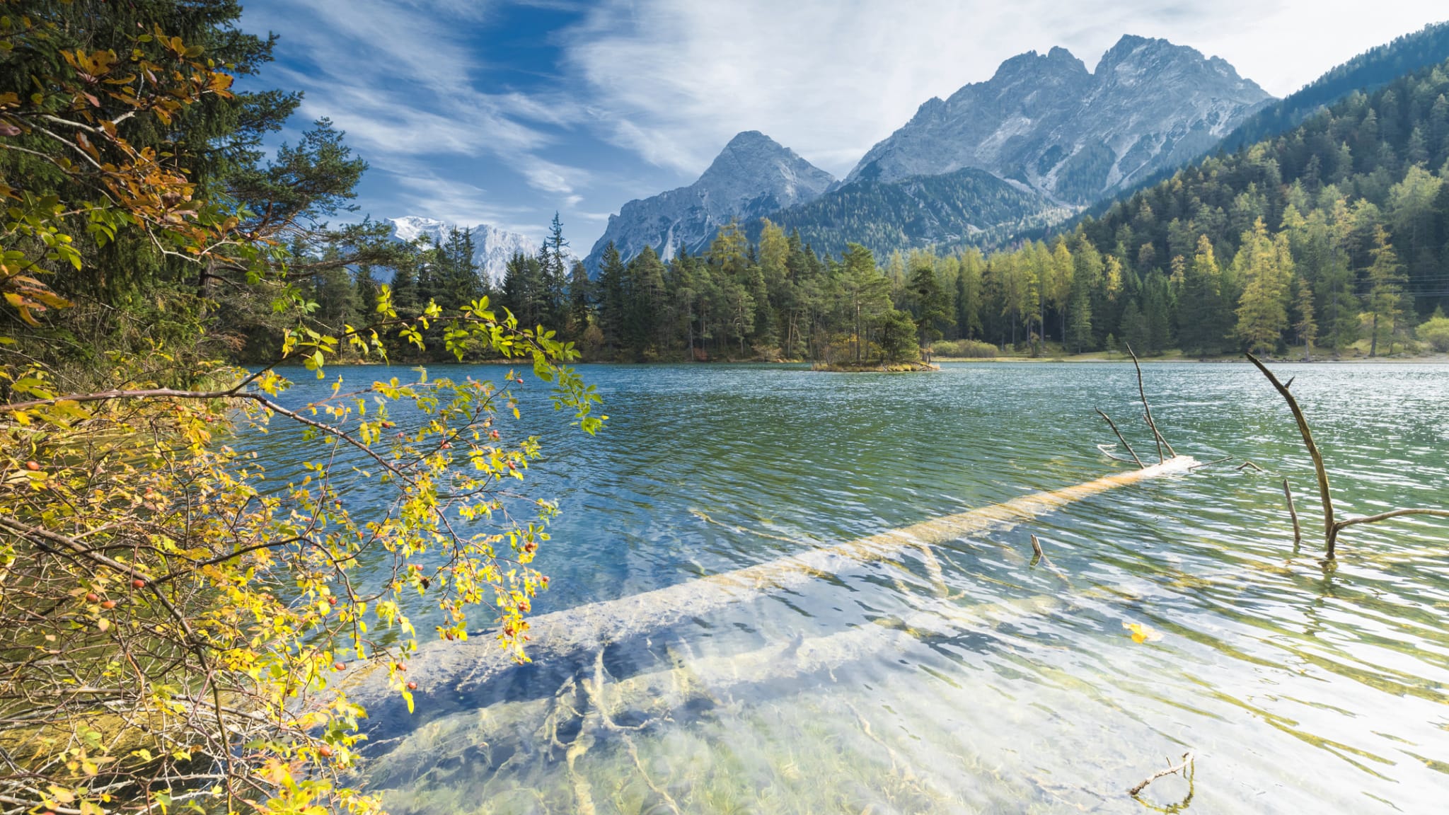 Der Weissensee mit Bergen im Hintergrund, Kärnten, Österreich
